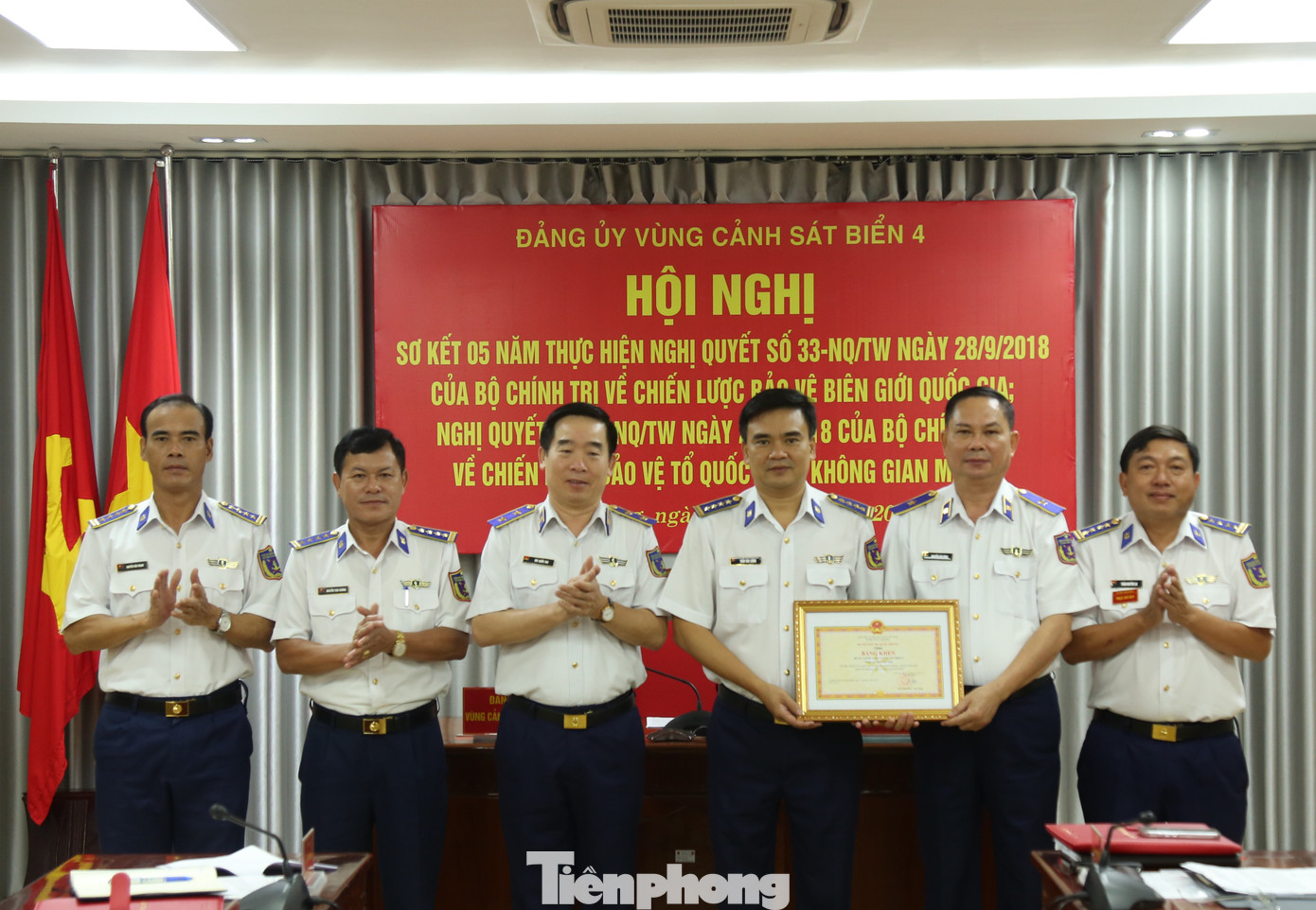 Thừa ủy quyền của Đại tướng Phan Văn Giang - Bộ trưởng Bộ Quốc phòng, Trung tướng Bùi Quốc Oai - Bí thư Đảng ủy, Chính ủy Cảnh sát biển Việt Nam trao Bằng khen của Bộ trưởng Quốc phòng tặng tập thể Bộ Tư lệnh Vùng Cảnh sát biển 4. Thừa ủy quyền của Đại tướng Phan Văn Giang - Bộ trưởng Bộ Quốc phòng, Trung tướng Bùi Quốc Oai - Bí thư Đảng ủy, Chính ủy Cảnh sát biển Việt Nam trao Bằng khen của Bộ trưởng Quốc phòng tặng tập thể Bộ Tư lệnh Vùng Cảnh sát biển 4.