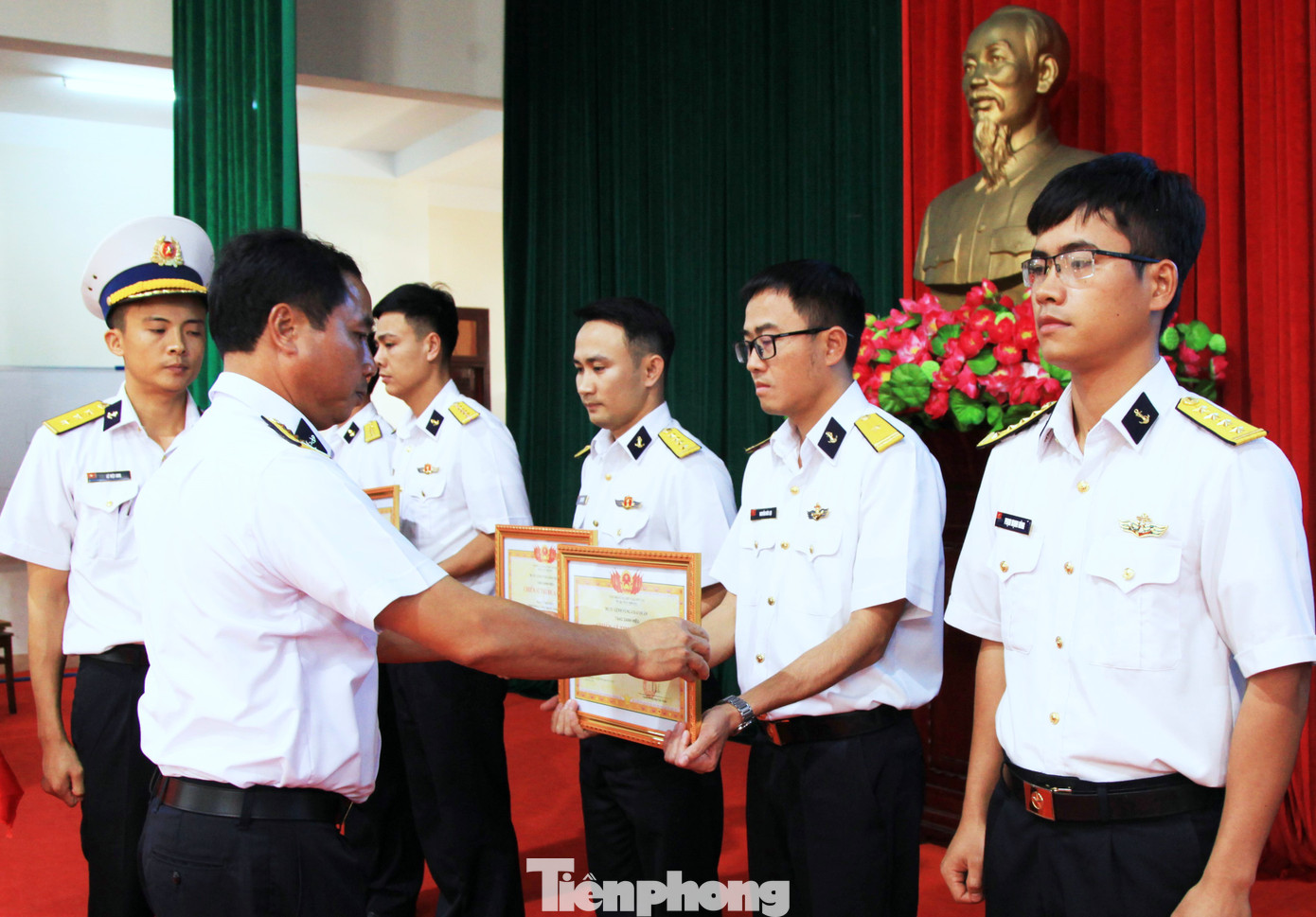 Đại tá Nguyễn Văn Bách - Tư lệnh Vùng 4 Hải quân trao danh hiệu Chiến sĩ thi đua cấp cơ sở năm 2023 tặng các cá nhân xuất sắc của Lữ đoàn 162, ngày 1/12.