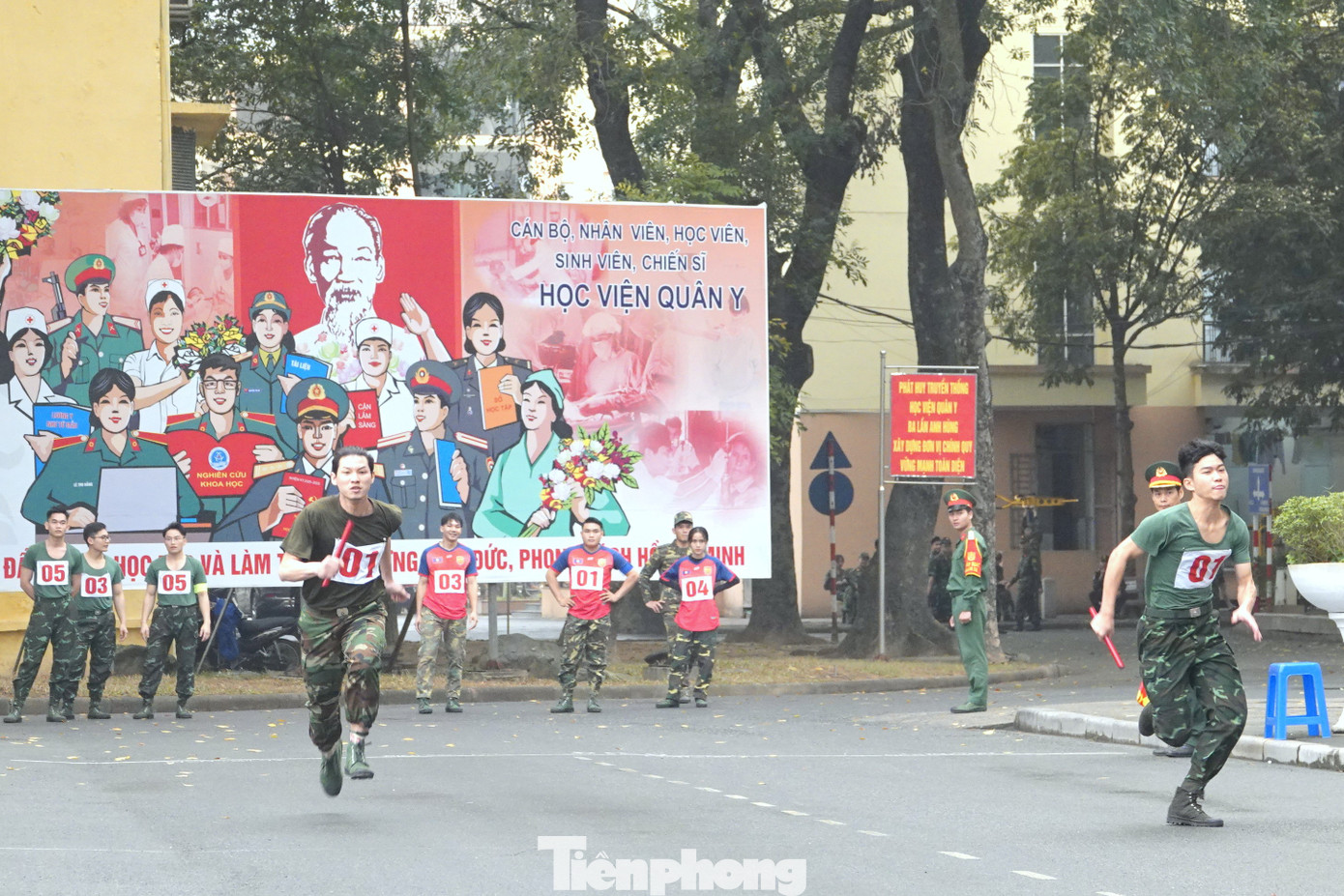 Thực hiện phần thi chạy tiếp sức 100m nam nữ.