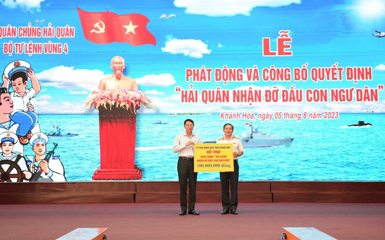 Lãnh đạo tỉnh Khánh Hòa trao biểu trưng hỗ trợ kinh phí thực hiện hoạt động “Hải quân nhận đỡ đầu con ngư dân” tại lễ phát động. Lãnh đạo tỉnh Khánh Hòa trao biểu trưng hỗ trợ kinh phí thực hiện hoạt động “Hải quân nhận đỡ đầu con ngư dân” tại lễ phát động.