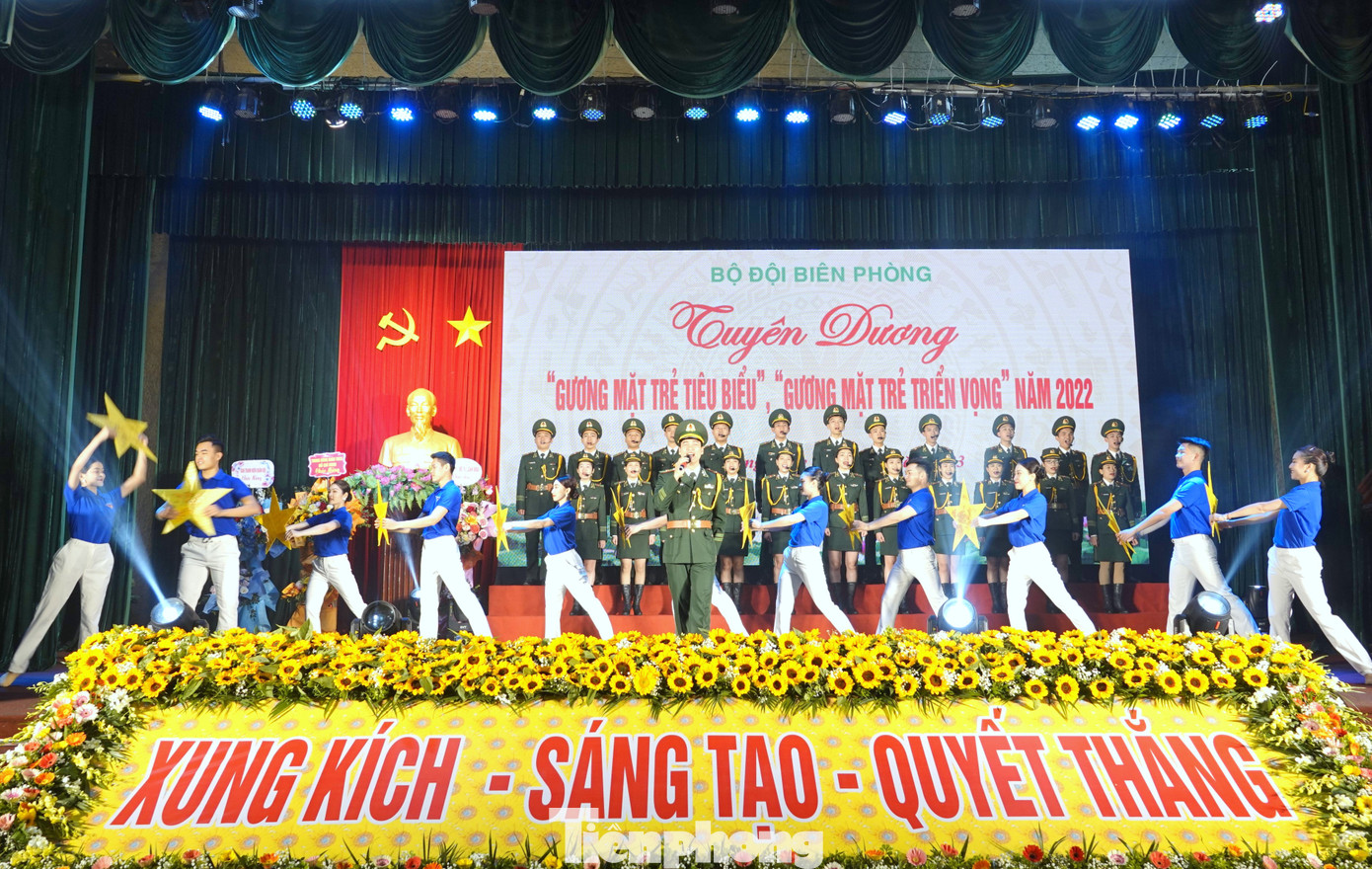 Tổ khúc hát múa do Đoàn Văn công BĐBP và Trường Cao đẳng Biên phòng biểu diễn tại lễ tuyên dương.