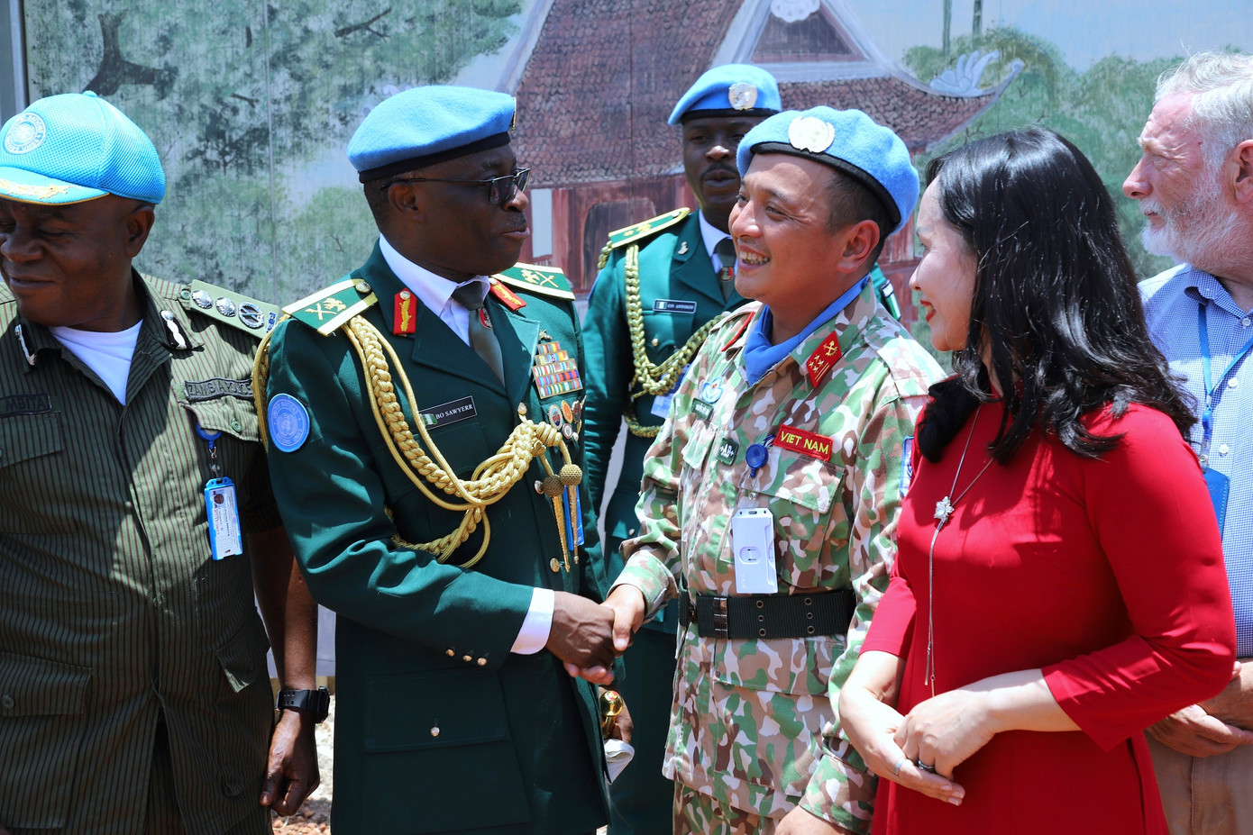 Đại tá Nguyễn Việt Hưng chào đón Tư lệnh Phái bộ UNISFA cùng quan khách tới dự Lễ kỷ niệm 78 năm Ngày Quốc khánh Việt Nam được tổ chức tại khu vực Abyei. Đại tá Nguyễn Việt Hưng chào đón Tư lệnh Phái bộ UNISFA cùng quan khách tới dự Lễ kỷ niệm 78 năm Ngày Quốc khánh Việt Nam được tổ chức tại khu vực Abyei.