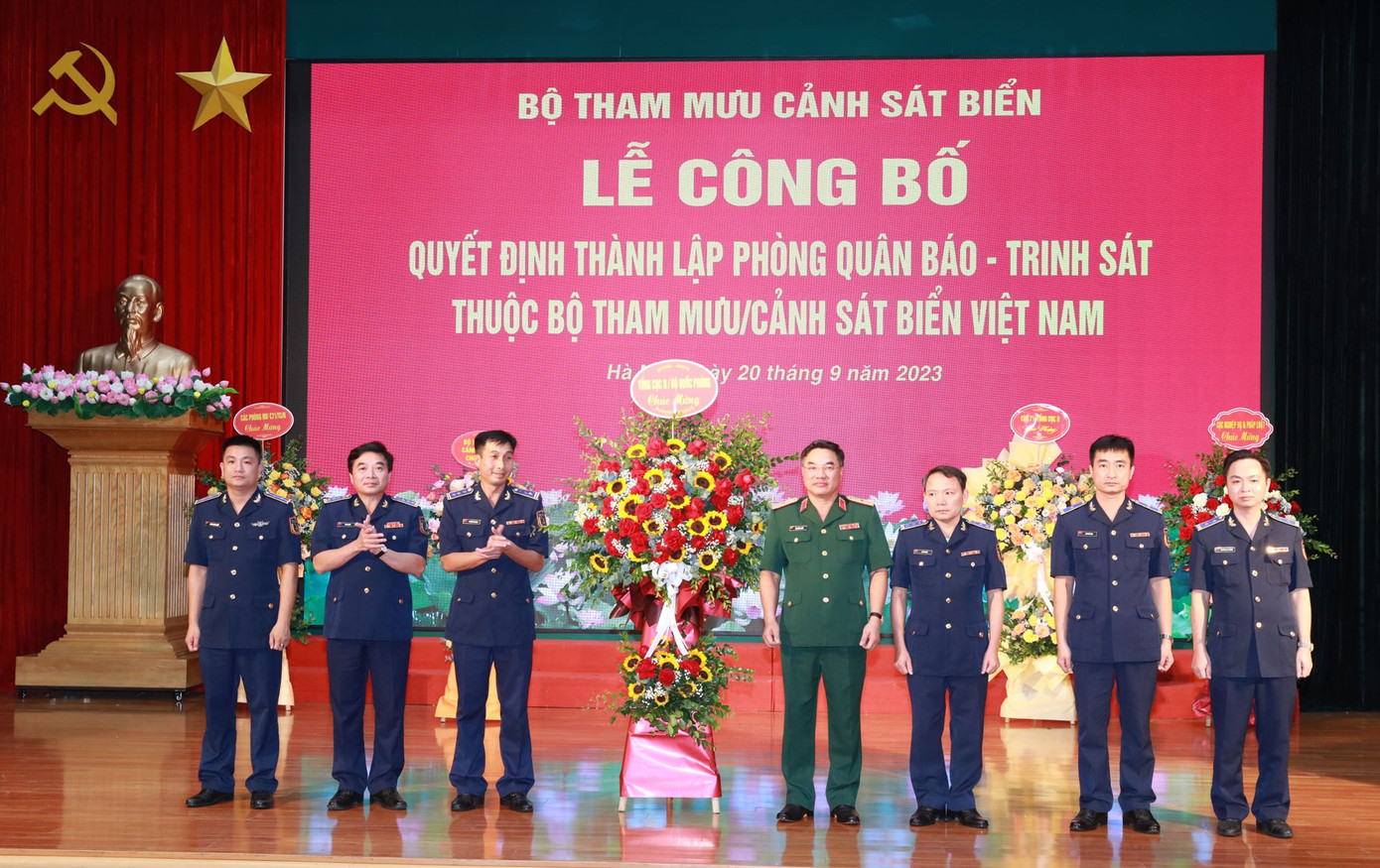 Thiếu tướng Tạ Xuân Thủy - Phó Tổng cục trưởng Tổng cục 2 (Bộ Quốc phòng) chúc mừng lực lượng Quân báo - Trinh sát Cảnh sát biển Việt Nam.