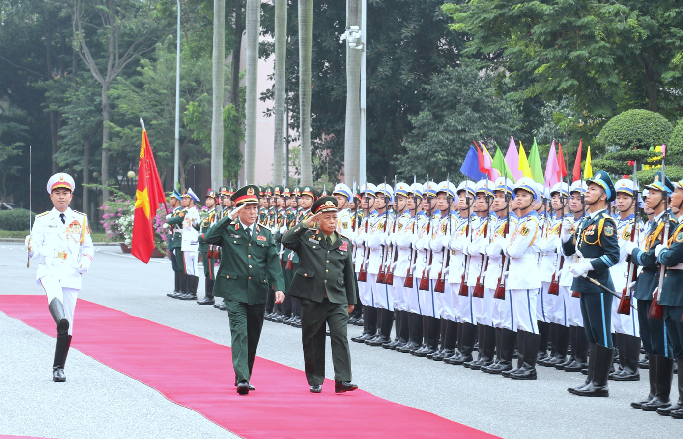 Đại tướng Lương Cường và Thượng tướng Thongloi Silivong duyệt Đội danh dự QĐND Việt Nam, tại lễ đón được tổ chức trang trọng ở Bộ Quốc phòng, sáng 26/9.