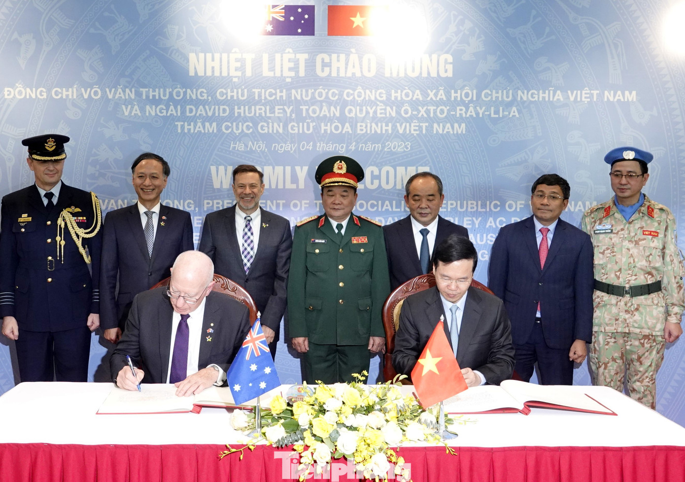 Chủ tịch nước Võ Văn Thưởng và Toàn quyền Australia David Hurley ghi sổ vàng lưu niệm tại Cục GGHB Việt Nam, chiều 4/4. Ảnh: Nguyễn Minh