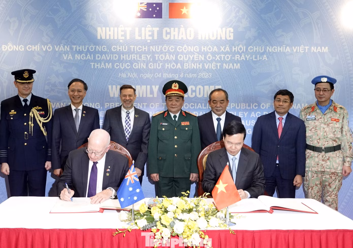 Chủ tịch nước Võ Văn Thưởng và Toàn quyền Australia David Hurley ghi sổ vàng lưu niệm tại Cục GGHB Việt Nam, chiều 4/4. Ảnh: Nguyễn Minh