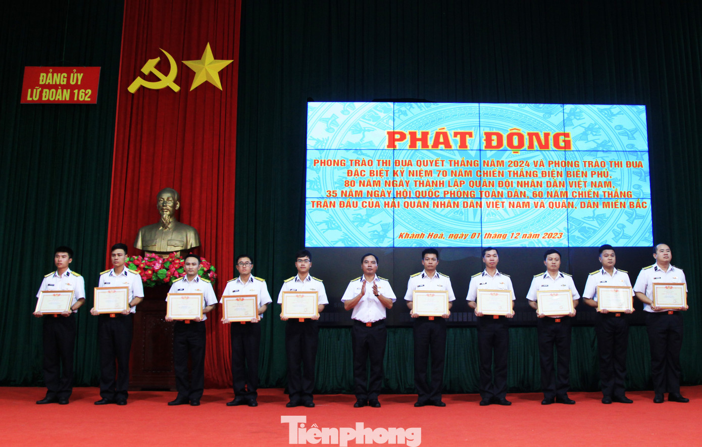 Đại tá Nguyễn Văn Bách - Tư lệnh Vùng 4 Hải quân trao danh hiệu Chiến sĩ thi đua cấp cơ sở năm 2023 tặng các cá nhân xuất sắc của Lữ đoàn 162, ngày 1/12.
