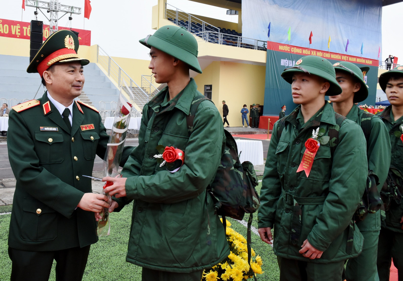 Trung tướng Nguyễn Quốc Duyệt - Tư lệnh Bộ tư lệnh Thủ đô, động viên tân binh thuộc huyện Ba Vì