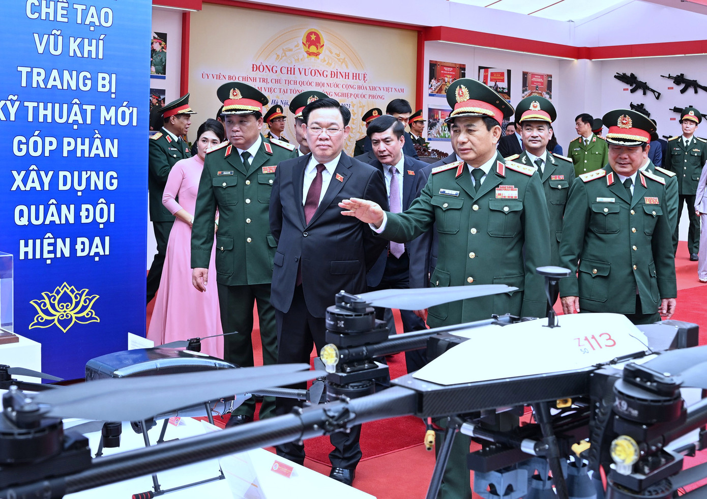 Đại tướng Phan Văn Giang - Bộ trưởng Bộ Quốc phòng, giới thiệu với Chủ tịch Quốc hội Vương Đình Huệ một số sản phẩm do Tổng cục CNQP nghiên cứu, sản xuất. Đại tướng Phan Văn Giang - Bộ trưởng Bộ Quốc phòng, giới thiệu với Chủ tịch Quốc hội Vương Đình Huệ một số sản phẩm do Tổng cục CNQP nghiên cứu, sản xuất.