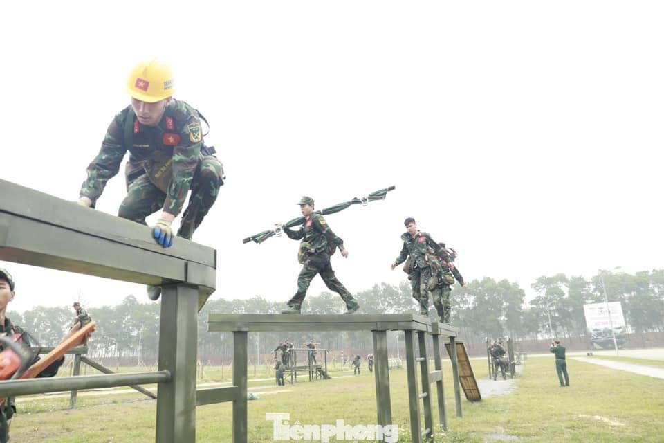 Các thành viên Đội tuyển CHCN Binh chủng Công binh miệt mài rèn tập để tham gia Hội thao CHCN toàn quân năm 2023.