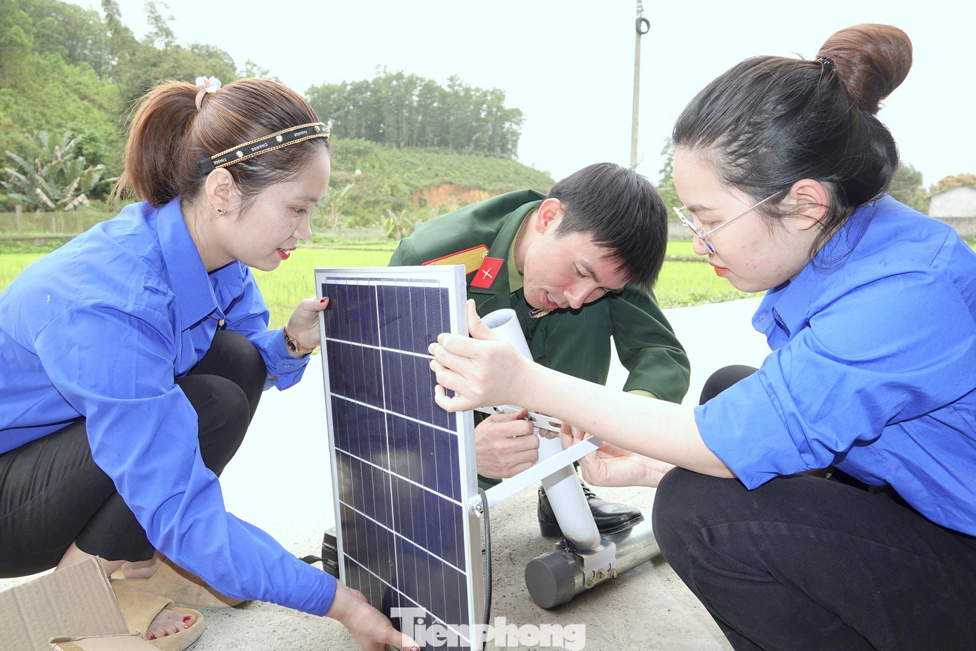 Cán bộ, đoàn viên thanh niên Học viện Quân y và xã Vô Tranh lắp ráp hệ thống đèn chiếu sáng bằng năng lượng mặt trời tặng bà con địa phương.