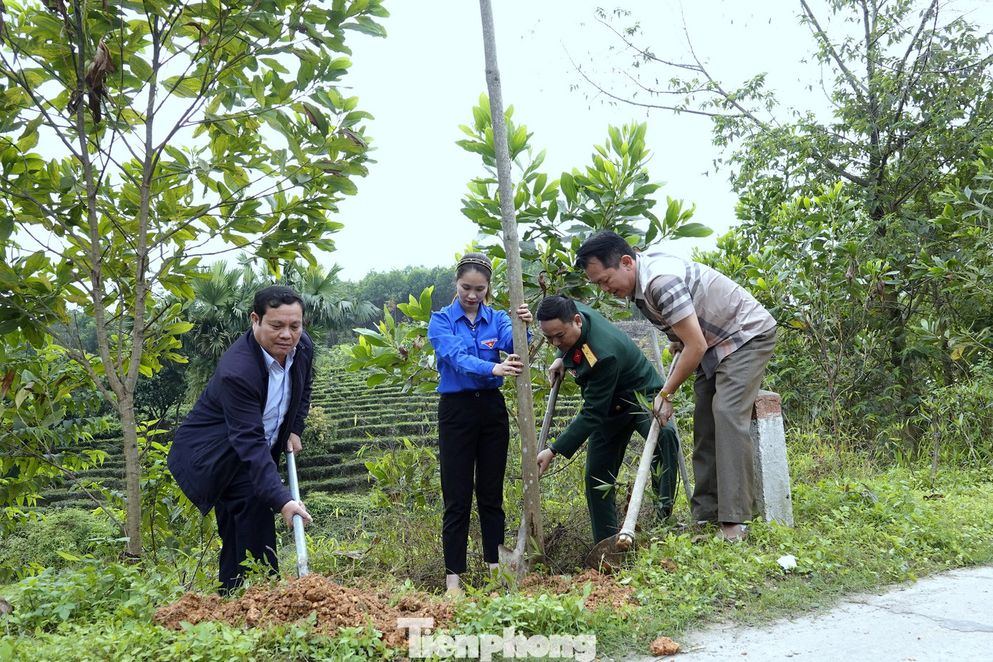 Lãnh đạo, đại biểu Học viện Quân y, xã Vô Tranh tham gia trồng hàng cây thanh niên.