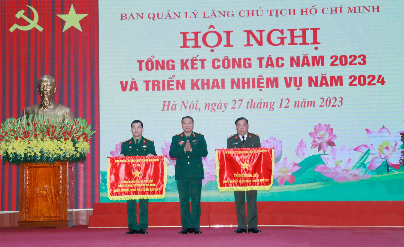 Thiếu tướng Phạm Hải Trung - Trưởng ban BQL Lăng, Tư lệnh Bộ Tư lệnh Bảo vệ Lăng Chủ tịch Hồ Chí Minh, trao Cờ thi đua tặng 2 tập thể xuất sắc.