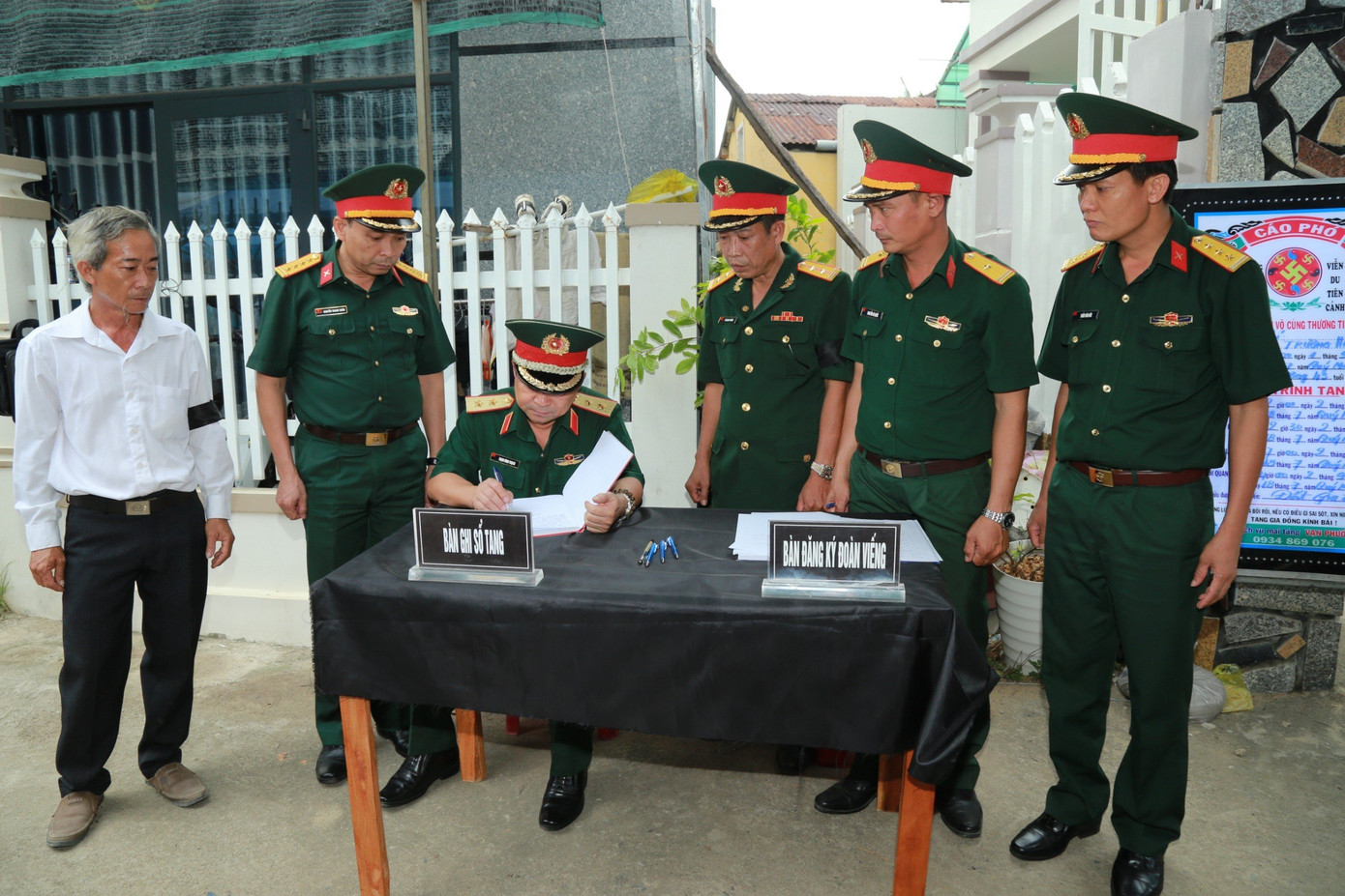 Trung tướng Trịnh Đình Thạch - Bí thư Đảng ủy, Chính ủy Quân khu 5 viết sổ tang tiễn biệt Trung tá Trương Hồng Kỳ. Trung tướng Trịnh Đình Thạch - Bí thư Đảng ủy, Chính ủy Quân khu 5 viết sổ tang tiễn biệt Trung tá Trương Hồng Kỳ.