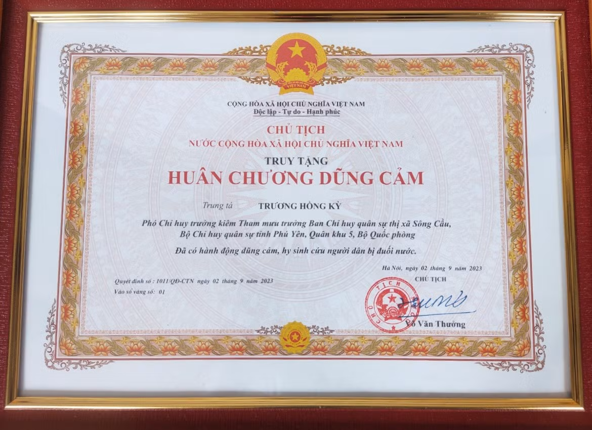 Ngày 2/9, Chủ tịch nước Võ Văn Thưởng ký Quyết định số 1011/QĐ-CTN truy tặng Huân chương Dũng cảm cho Trung tá Trương Hồng Kỳ.