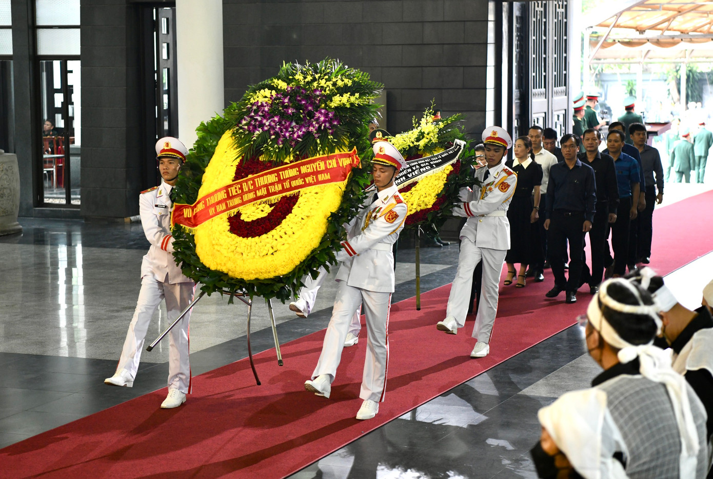 Đoàn Trung ương Mặt trận Tổ quốc Việt Nam do Phó Chủ tịch Ủy ban Trung ương Mặt trận Tổ quốc Việt Nam Trương Thị Ngọc Ánh dẫn đầu vào viếng Thượng tướng Nguyễn Chí Vịnh. Đoàn Trung ương Mặt trận Tổ quốc Việt Nam do Phó Chủ tịch Ủy ban Trung ương Mặt trận Tổ quốc Việt Nam Trương Thị Ngọc Ánh dẫn đầu vào viếng Thượng tướng Nguyễn Chí Vịnh.