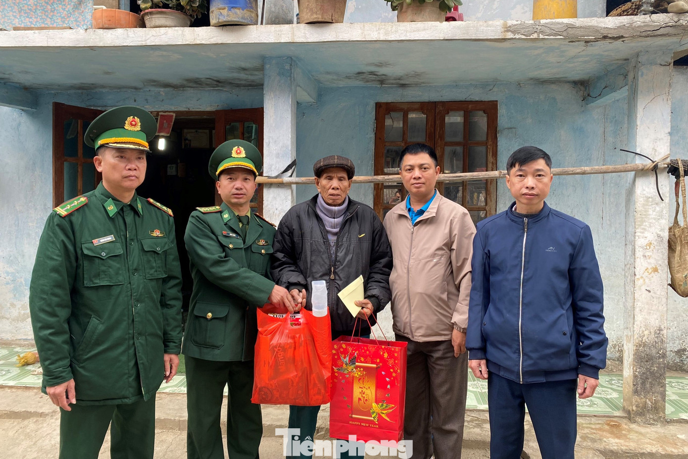 Đồn Biên phòng Pa Tần (BĐBP Lai Châu) phối hợp với địa phương tặng quà Tết cho gia đình chính sách