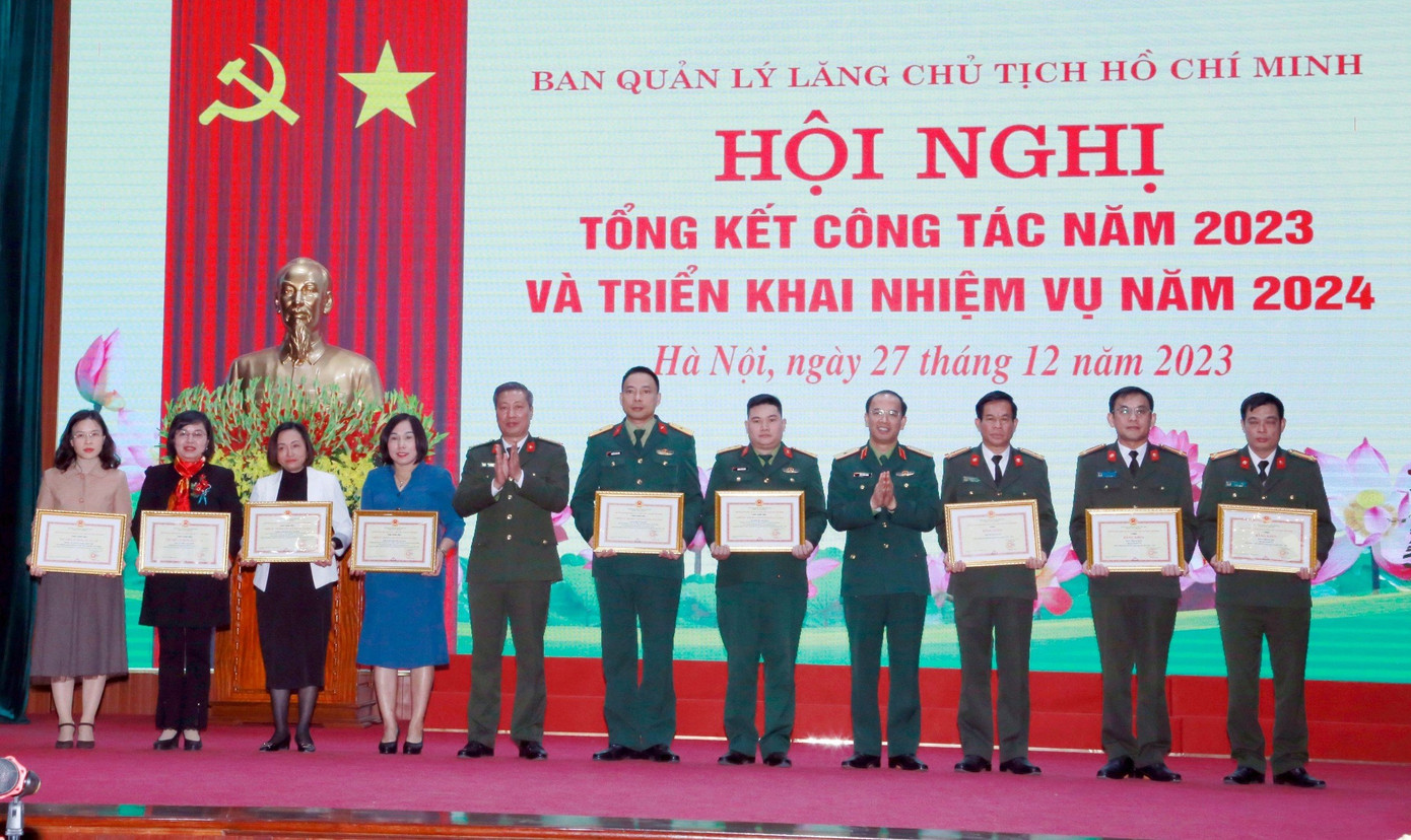 Lãnh đạo Ban Quản lý Lăng trao thưởng tặng các tập thể, cá nhân xuất sắc.