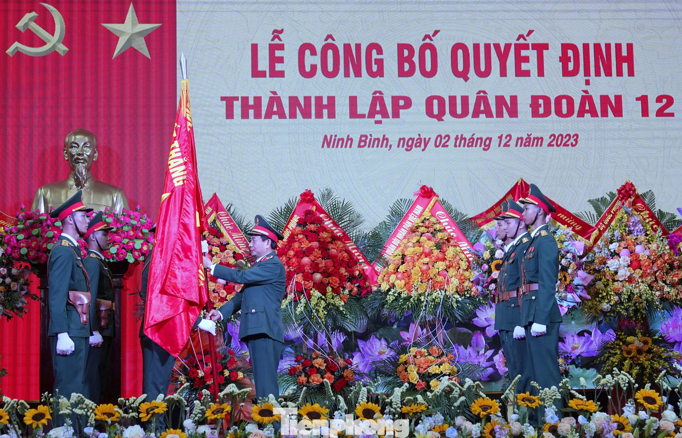 Đại tướng Phan Văn Giang - Bộ trưởng Bộ Quốc phòng trao Quân kỳ Quyết thắng cho Quân đoàn 12. Ảnh: Nguyễn Minh