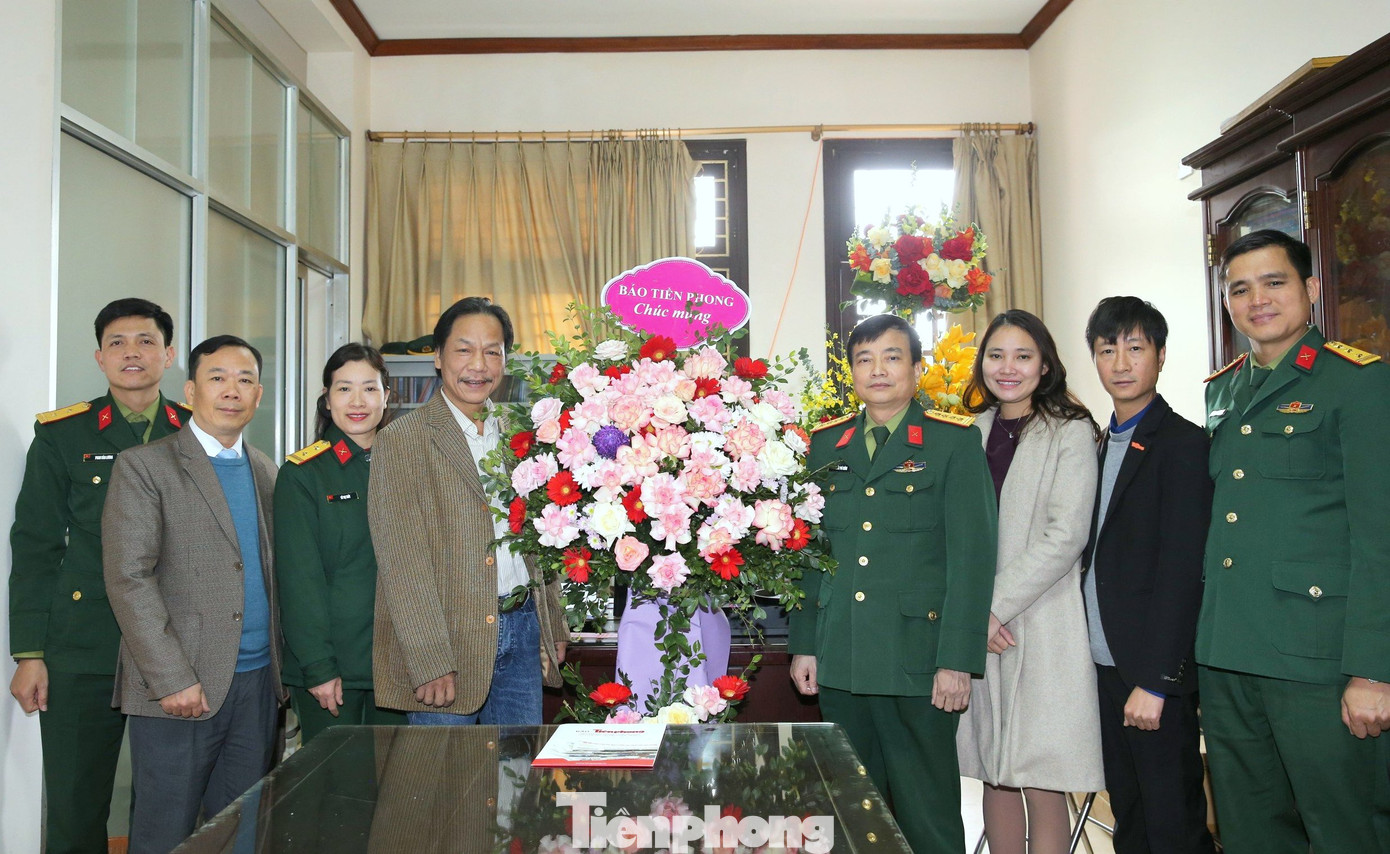 Đoàn đại biểu báo Tiền Phong đến thăm, chúc mừng Phòng Thông tấn - Báo chí (Cục Tuyên huấn). Đoàn đại biểu báo Tiền Phong đến thăm, chúc mừng Phòng Thông tấn - Báo chí (Cục Tuyên huấn).