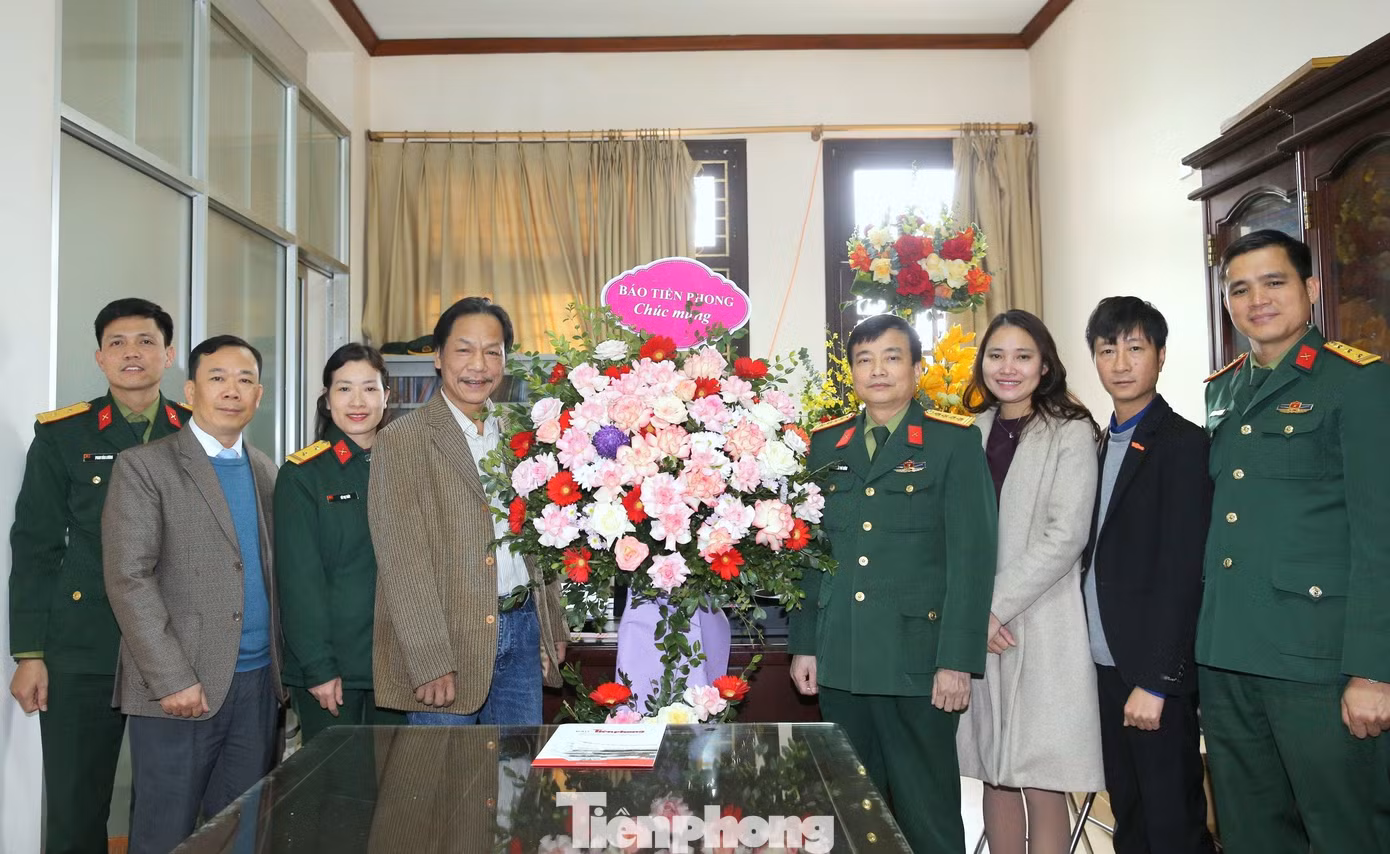 Đoàn đại biểu báo Tiền Phong đến thăm, chúc mừng Phòng Thông tấn - Báo chí (Cục Tuyên huấn).