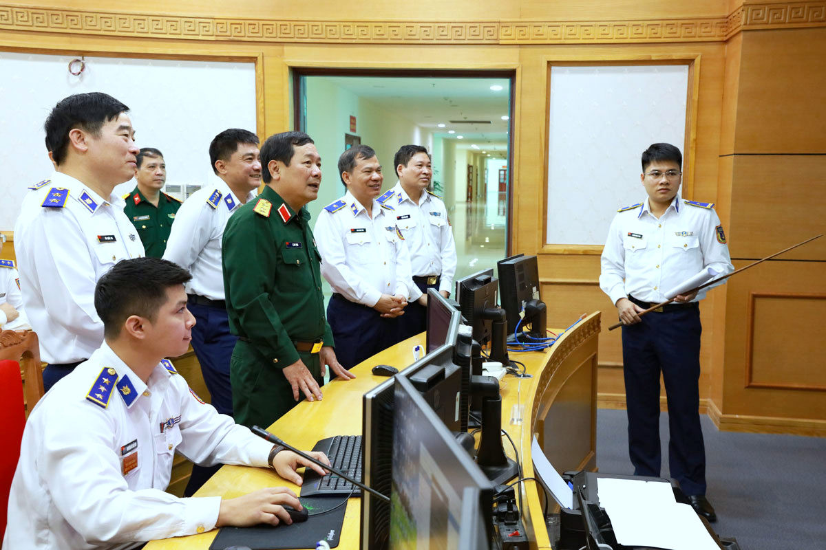 Thượng tướng Lê Huy Vịnh - Thứ trưởng Bộ Quốc phòng, kiểm tra hệ thống quản lý, chỉ huy, điều hành tại Trung tâm Chỉ huy Bộ tư lệnh CSB, tháng 10/2022. Thượng tướng Lê Huy Vịnh - Thứ trưởng Bộ Quốc phòng, kiểm tra hệ thống quản lý, chỉ huy, điều hành tại Trung tâm Chỉ huy Bộ tư lệnh CSB, tháng 10/2022.