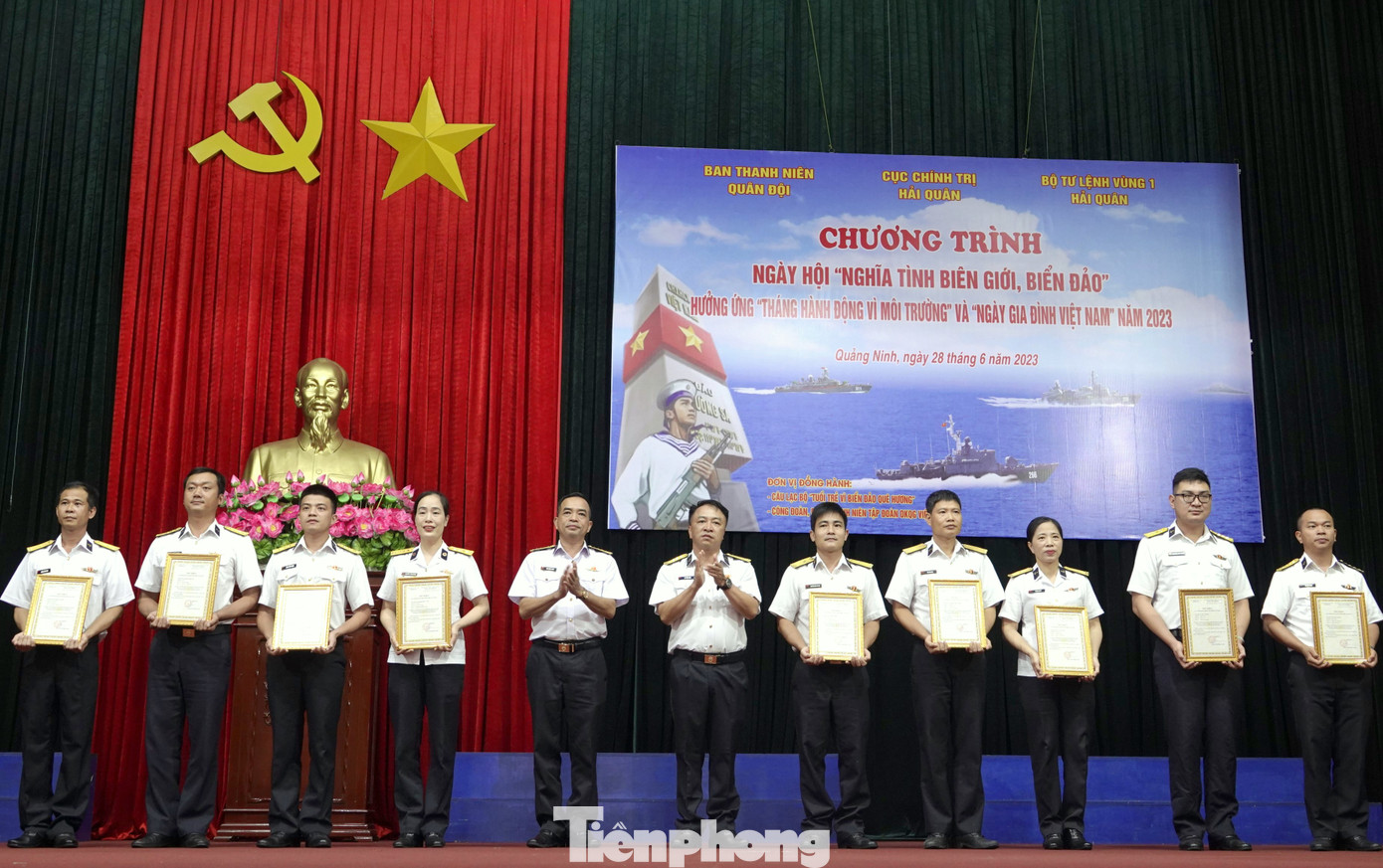 Lãnh đạo Lữ đoàn 170 trao quà tặng đại diện gia đình quân nhân tiêu biểu của Lữ đoàn trong xây dựng gia đình hạnh phúc, chăm sóc và bảo vệ trẻ em, gia đình.