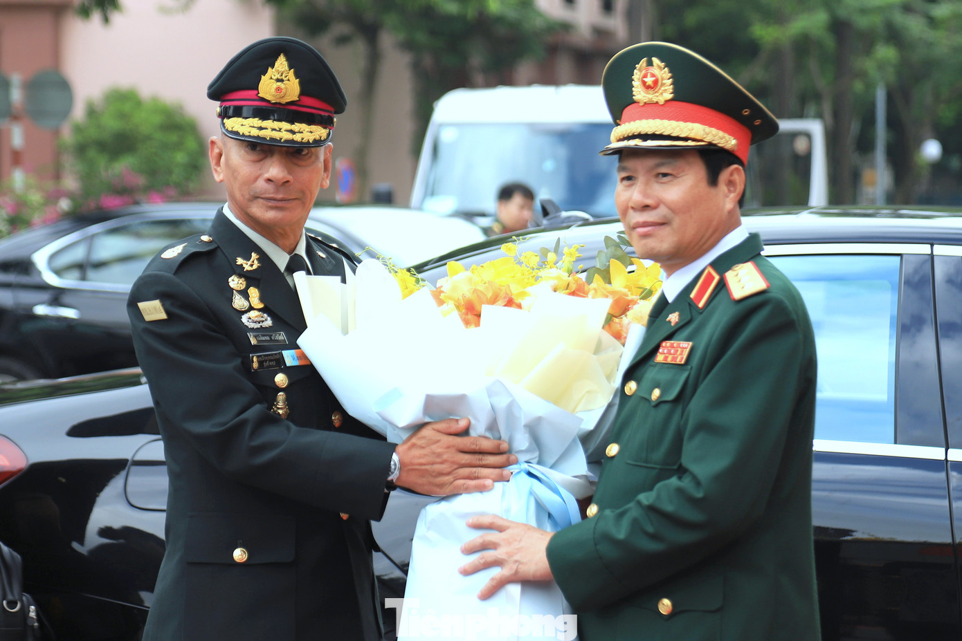 Tổng Tham mưu trưởng Nguyễn Tân Cương đón Tư lệnh Lực lượng Quốc phòng Quân đội Hoàng gia Thái Lan Chalermphon Srisawasdi tới trụ sở Bộ Quốc phòng hội đàm, sáng 20/9.