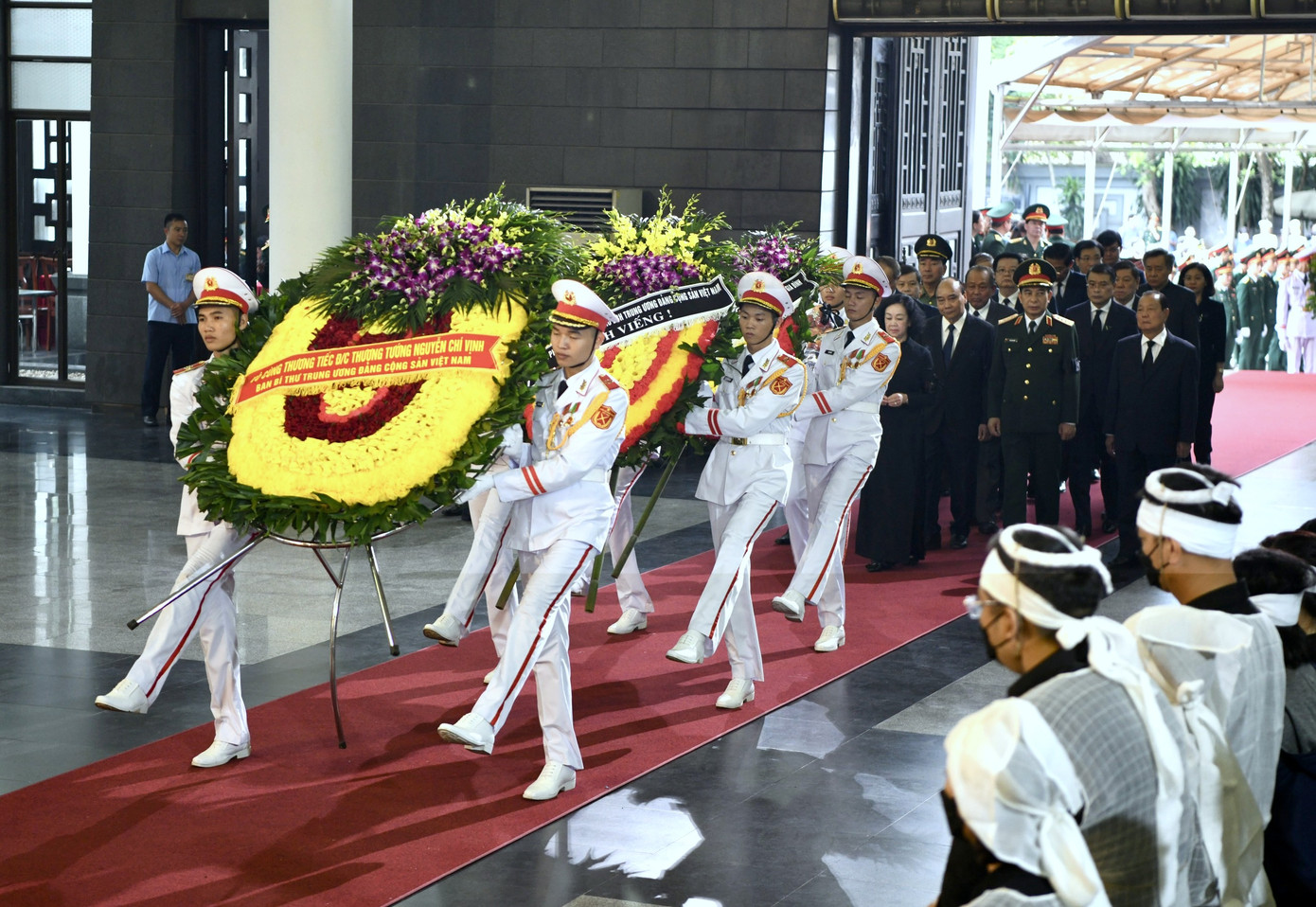 Trong không khí trang nghiêm, xúc động, đoàn đại biểu Ban Chấp hành Trung ương Đảng do Ủy viên Bộ Chính trị, Thường trực Ban Bí thư, Trưởng ban Tổ chức Trung ương Trương Thị Mai dẫn đầu vào viếng và chia buồn cùng gia quyến Thượng tướng Nguyễn Chí Vịnh. Nguyên Chủ tịch nước Nguyễn Xuân Phúc, nguyên Thủ tướng Nguyễn Tấn Dũng... tham gia đoàn viếng. Tổng Bí thư Nguyễn Phú Trọng, nguyên Tổng Bí thư Nông Đức Mạnh, gia đình Thủ tướng Phạm Minh Chính gửi vòng hoa đến viếng. Trong không khí trang nghiêm, xúc động, đoàn đại biểu Ban Chấp hành Trung ương Đảng do Ủy viên Bộ Chính trị, Thường trực Ban Bí thư, Trưởng ban Tổ chức Trung ương Trương Thị Mai dẫn đầu vào viếng và chia buồn cùng gia quyến Thượng tướng Nguyễn Chí Vịnh. Nguyên Chủ tịch nước Nguyễn Xuân Phúc, nguyên Thủ tướng Nguyễn Tấn Dũng... tham gia đoàn viếng. Tổng Bí thư Nguyễn Phú Trọng, nguyên Tổng Bí thư Nông Đức Mạnh, gia đình Thủ tướng Phạm Minh Chính gửi vòng hoa đến viếng.