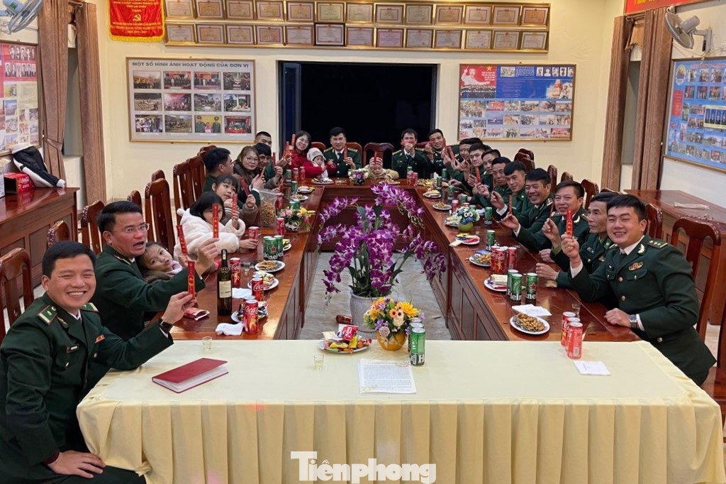 Cán bộ, chiến sỹ Đồn Biên phòng Ka Lăng (BĐBP Lai Châu) tổ chức đón đêm giao thừa