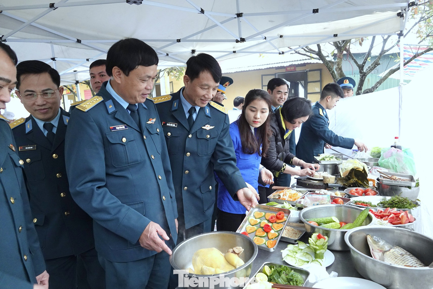 Lãnh đạo các đơn vị kiểm tra và tham quan hoạt động nấu cỗ Tết của các đội thi