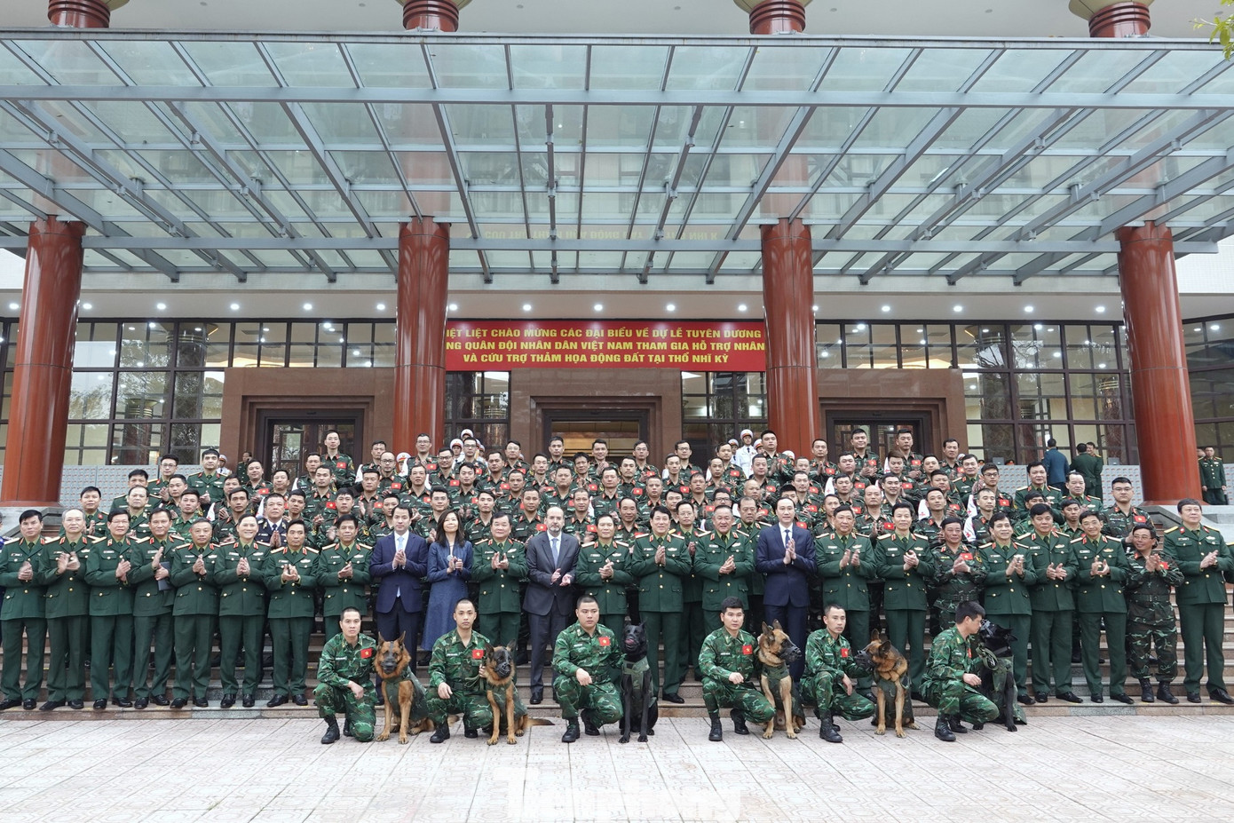 Đại biểu lãnh đạo, quan khách quốc tế và 76 quân nhân tham dự lễ tuyên dương. Ảnh: Nguyễn Minh Đại biểu lãnh đạo, quan khách quốc tế và 76 quân nhân tham dự lễ tuyên dương. Ảnh: Nguyễn Minh