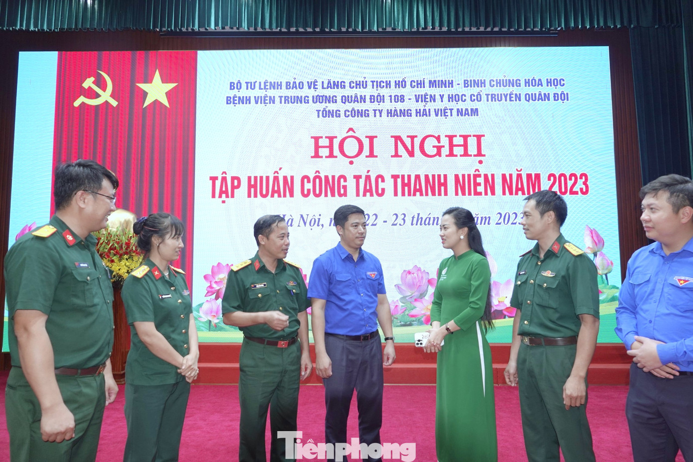 Lãnh đạo Ban Kiểm tra Trung ương Đoàn và Ban Thanh niên Quân đội trò chuyện với các cán bộ Đoàn cơ sở tham gia lớp tập huấn. Ảnh: Nguyễn Minh Lãnh đạo Ban Kiểm tra Trung ương Đoàn và Ban Thanh niên Quân đội trò chuyện với các cán bộ Đoàn cơ sở tham gia lớp tập huấn. Ảnh: Nguyễn Minh