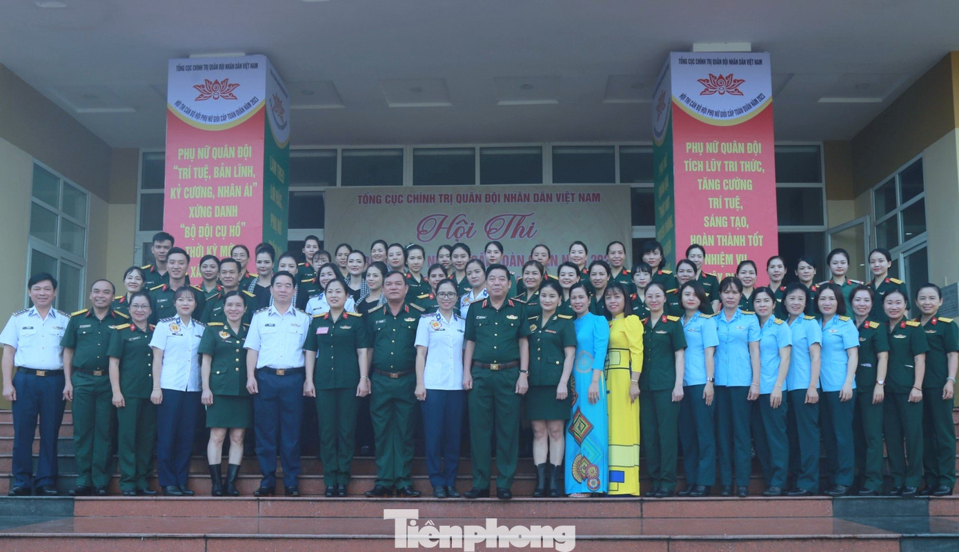 Các đại biểu về dự khai mạc hội thi tại Nhà văn hóa Quân khu 5, sáng 25/10.