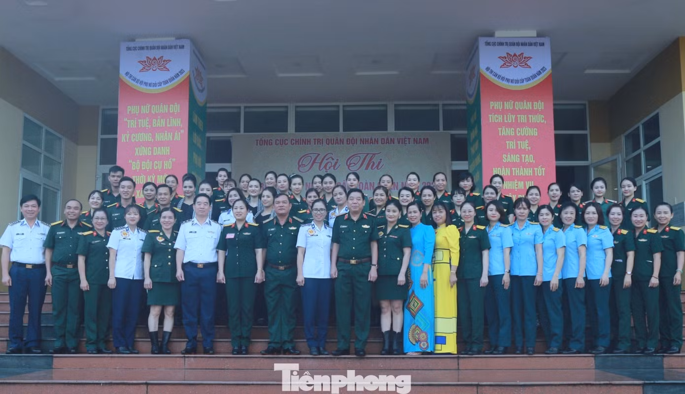 Các đại biểu về dự khai mạc hội thi tại Nhà văn hóa Quân khu 5, sáng 25/10.