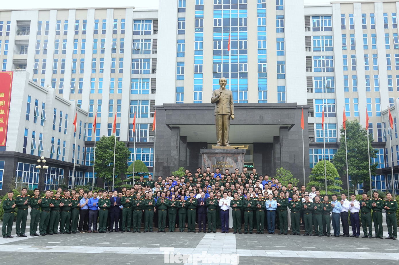 Các đại biểu về dự chương trình tổng kết, trao giải hai cuộc thi.