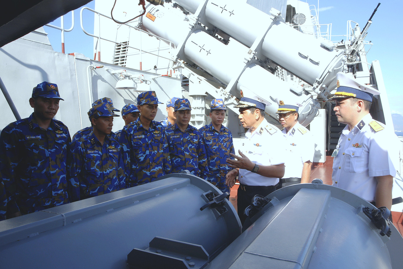 Chuẩn Đô đốc Ngô Văn Thuân - Chính ủy Vùng 4 Hải quân trao đổi với cán bộ, thủy thủ Tàu 016 - Quang Trung thuộc Lữ đoàn 162 tại hội thi, hội thao, sáng 9/8. Ảnh: Đức Thu. Chuẩn Đô đốc Ngô Văn Thuân - Chính ủy Vùng 4 Hải quân trao đổi với cán bộ, thủy thủ Tàu 016 - Quang Trung thuộc Lữ đoàn 162 tại hội thi, hội thao, sáng 9/8. Ảnh: Đức Thu.