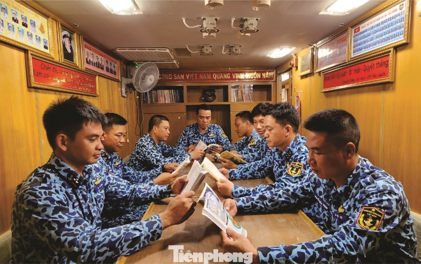 Cán bộ, thủy thủ Tàu ngầm 184 - Hải Phòng đọc sách trong CLB thủy thủ tàu ngầm sau giờ trực. Cán bộ, thủy thủ Tàu ngầm 184 - Hải Phòng đọc sách trong CLB thủy thủ tàu ngầm sau giờ trực.
