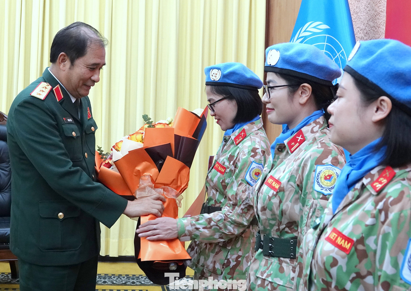 Thừa uỷ quyền của Chủ tịch nước, Thượng tướng Phùng Sĩ Tấn trao Quyết định và tặng hoa chúc mừng, động viên các sĩ quan trước khi lên đường thực hiện sứ mệnh GGHB LHQ. Ảnh: Nguyễn Minh Thừa uỷ quyền của Chủ tịch nước, Thượng tướng Phùng Sĩ Tấn trao Quyết định và tặng hoa chúc mừng, động viên các sĩ quan trước khi lên đường thực hiện sứ mệnh GGHB LHQ. Ảnh: Nguyễn Minh