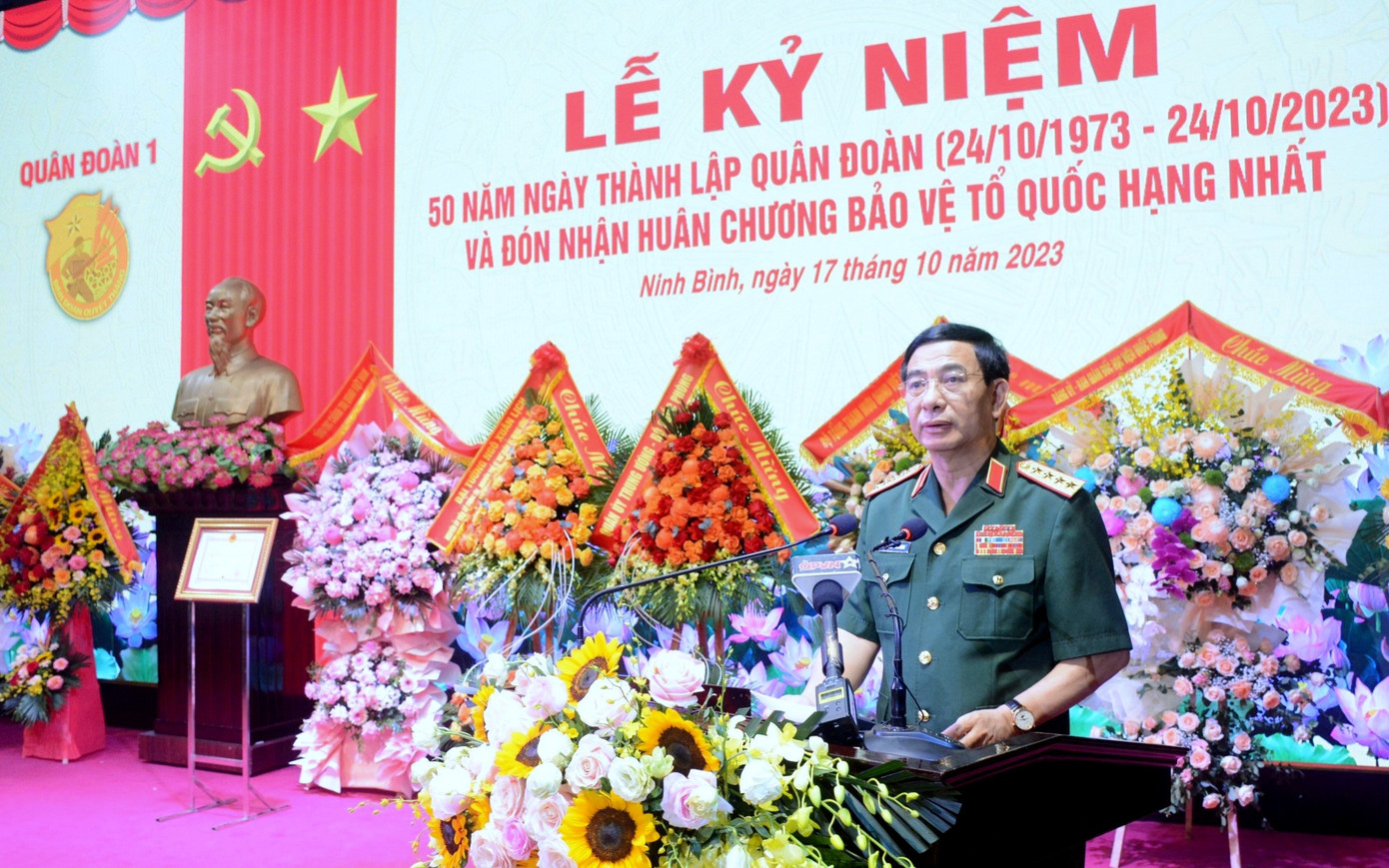 Đại tướng Phan Văn Giang phát biểu chúc mừng và ghi nhận những chiến công, thành tích xuất sắc của Quân đoàn 1 - Binh đoàn Quyết thắng anh hùng.