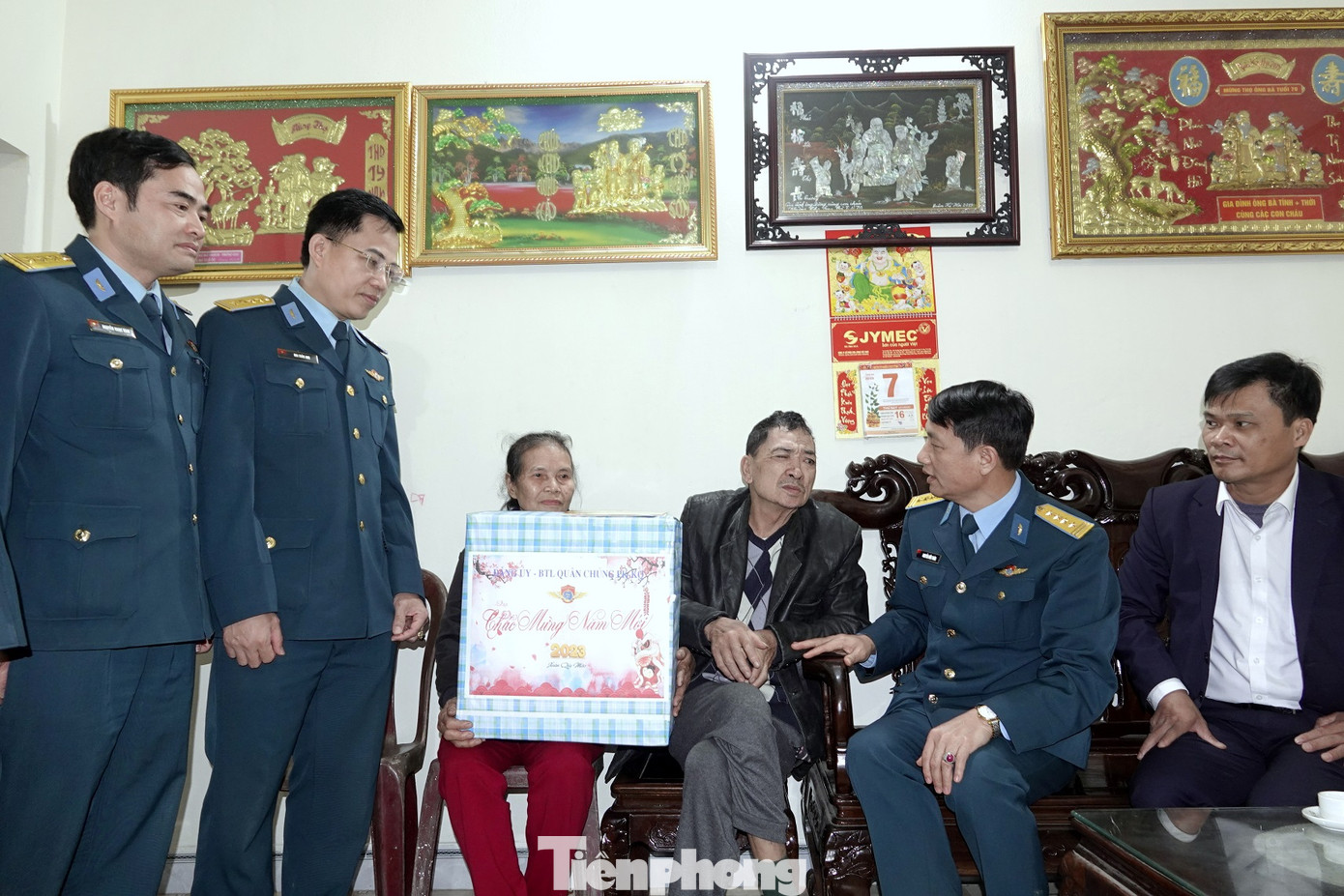 Lãnh đạo, đại biểu Cục Chính trị Quân chủng PK-KQ, Sư đoàn Phòng không 363 và chính quyền địa phương tới thăm hỏi, chúc Tết thương binh 4/4 Vũ Văn Ba (SN 1948) ở phường Tràng Minh, quận Kiến An, thành phố Hải Phòng