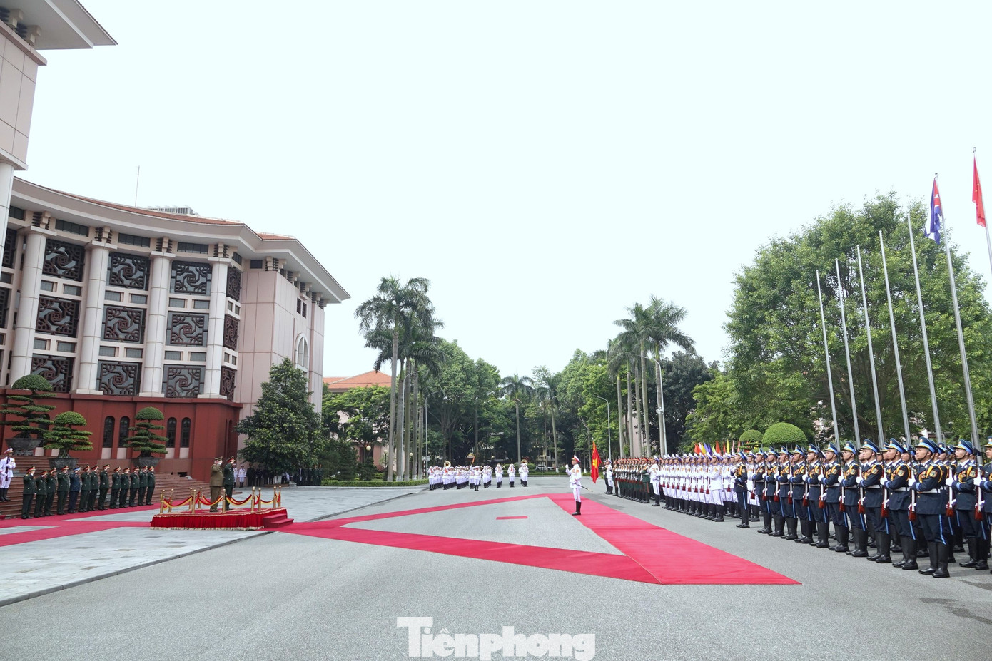 Trong khuôn khổ chuyến thăm, Bộ trưởng Bộ các Lực lượng vũ trang Cách mạng Cuba Álvaro López Miera còn hội kiến với Chủ nhiệm Tổng cục Chính trị Quân đội nhân dân Việt Nam và Tổng Tham mưu trưởng Quân đội nhân dân Việt Nam. Trong khuôn khổ chuyến thăm, Bộ trưởng Bộ các Lực lượng vũ trang Cách mạng Cuba Álvaro López Miera còn hội kiến với Chủ nhiệm Tổng cục Chính trị Quân đội nhân dân Việt Nam và Tổng Tham mưu trưởng Quân đội nhân dân Việt Nam.
