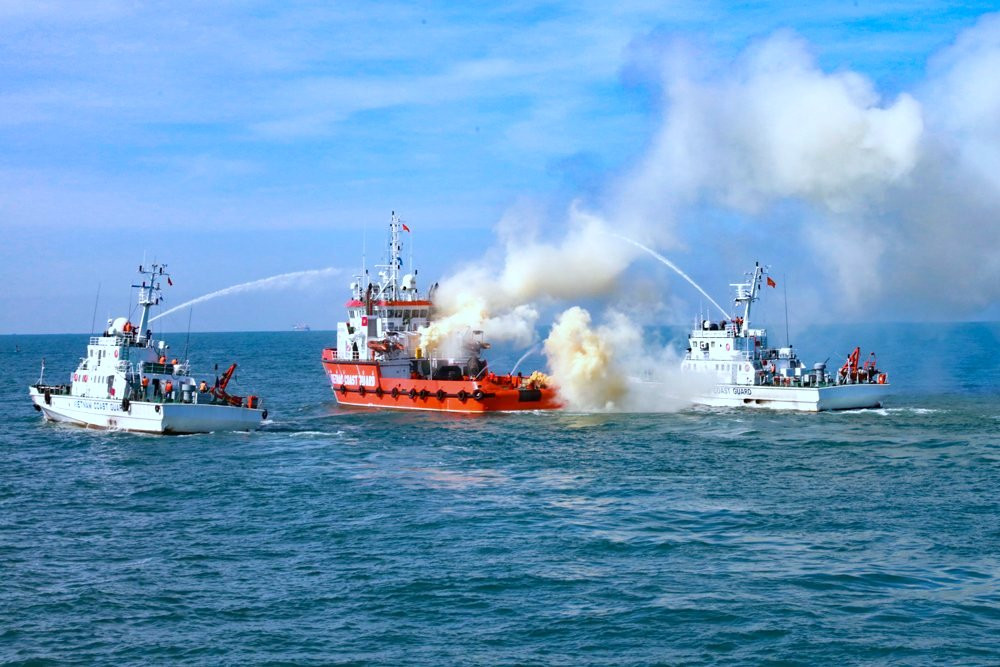 Tàu của Vùng Cảnh sát biển 4 tham gia diễn tập xử lý tình huống trên biển.