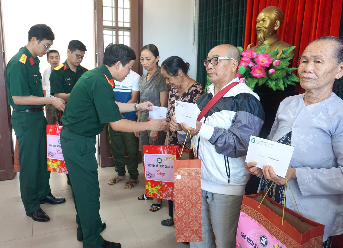 Lãnh đạo Học viện Kỹ thuật Quân sự trao quà tặng gia đình chính sách, người có công trên địa bàn thành phố Đông Hà, tỉnh Quảng Trị.