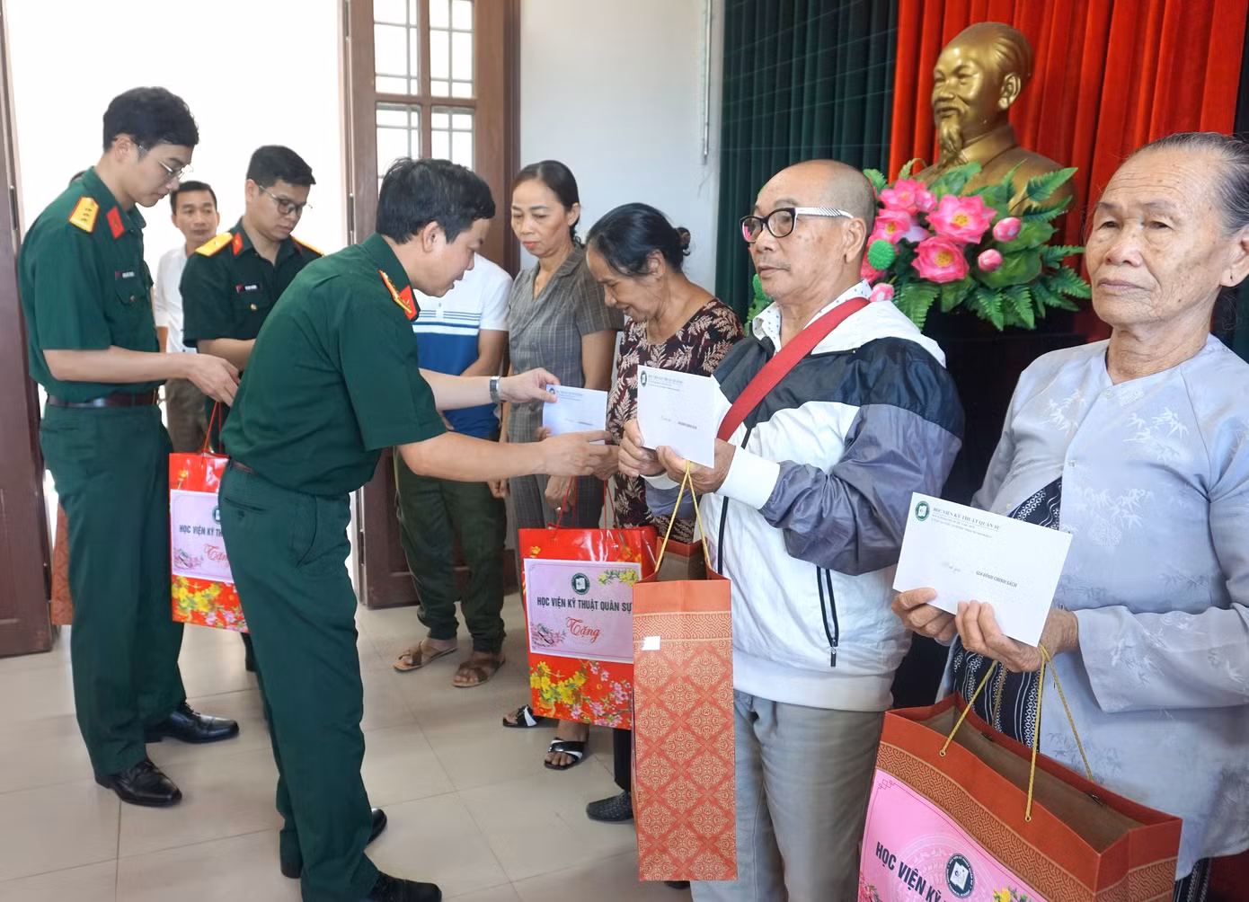 Lãnh đạo Học viện Kỹ thuật Quân sự trao quà tặng gia đình chính sách, người có công trên địa bàn thành phố Đông Hà, tỉnh Quảng Trị. Lãnh đạo Học viện Kỹ thuật Quân sự trao quà tặng gia đình chính sách, người có công trên địa bàn thành phố Đông Hà, tỉnh Quảng Trị.