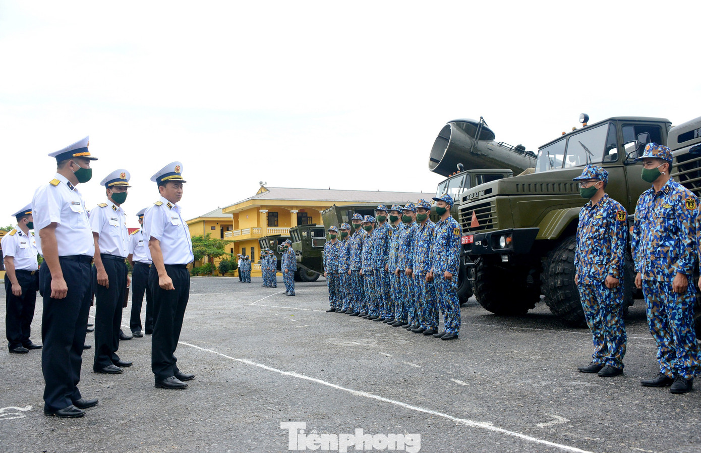 Chuẩn Đô đốc Trần Thanh Nghiêm - Tư lệnh Hải quân kiểm tra công tác sẵn sàng chiến đấu tại Lữ đoàn Tên lửa bờ 679. Ảnh: Trọng Thiết Chuẩn Đô đốc Trần Thanh Nghiêm - Tư lệnh Hải quân kiểm tra công tác sẵn sàng chiến đấu tại Lữ đoàn Tên lửa bờ 679. Ảnh: Trọng Thiết