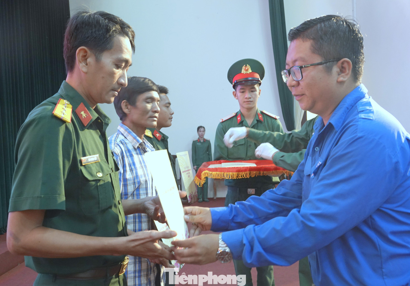 Lãnh đạo Thành Đoàn Cần Thơ tri ân các gia đình chính sách, quân nhân có hoàn cảnh khó khăn.