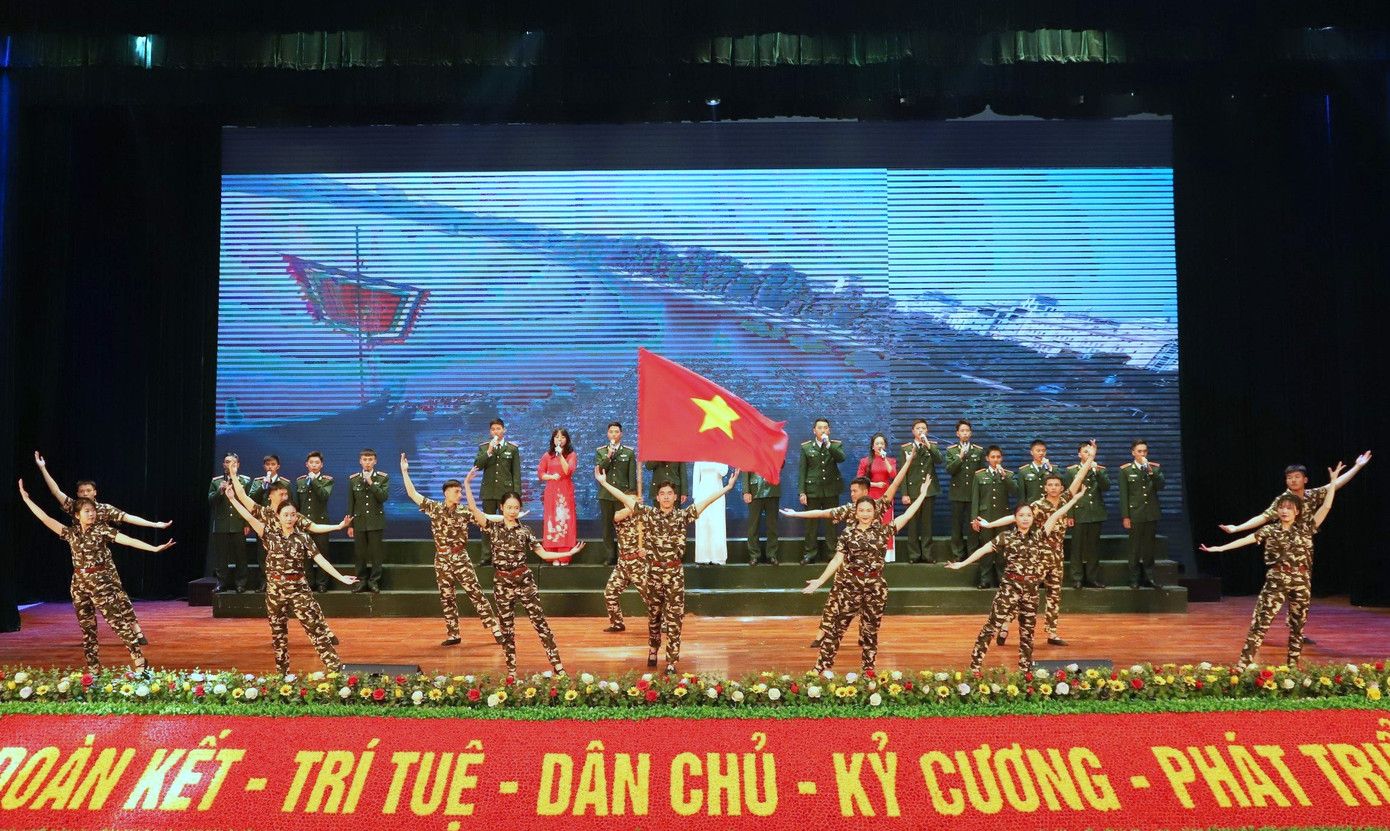 Chương trình văn nghệ do cán bộ, đoàn viên thanh niên Trường Sĩ quan Chính trị và các đơn vị thể hiện.