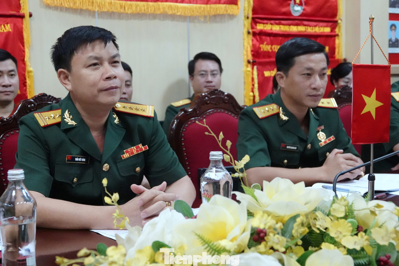 Đại tá Trần Viết Năng (bên trái) phát biểu tại hội đàm. Đại tá Trần Viết Năng (bên trái) phát biểu tại hội đàm.