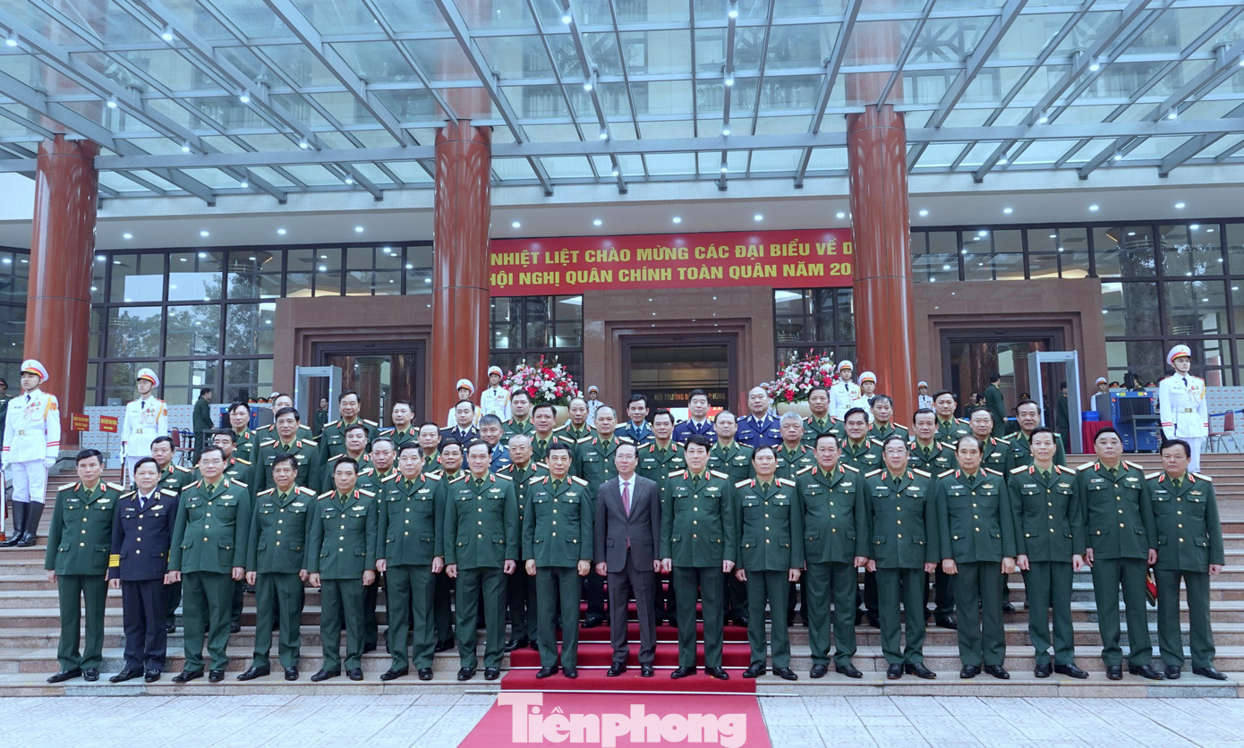 Chủ tịch nước Võ Văn Thưởng cùng các tướng lĩnh cấp cao của Quân đội dự Hội nghị Quân chính toàn quân năm 2023. Chủ tịch nước Võ Văn Thưởng cùng các tướng lĩnh cấp cao của Quân đội dự Hội nghị Quân chính toàn quân năm 2023.